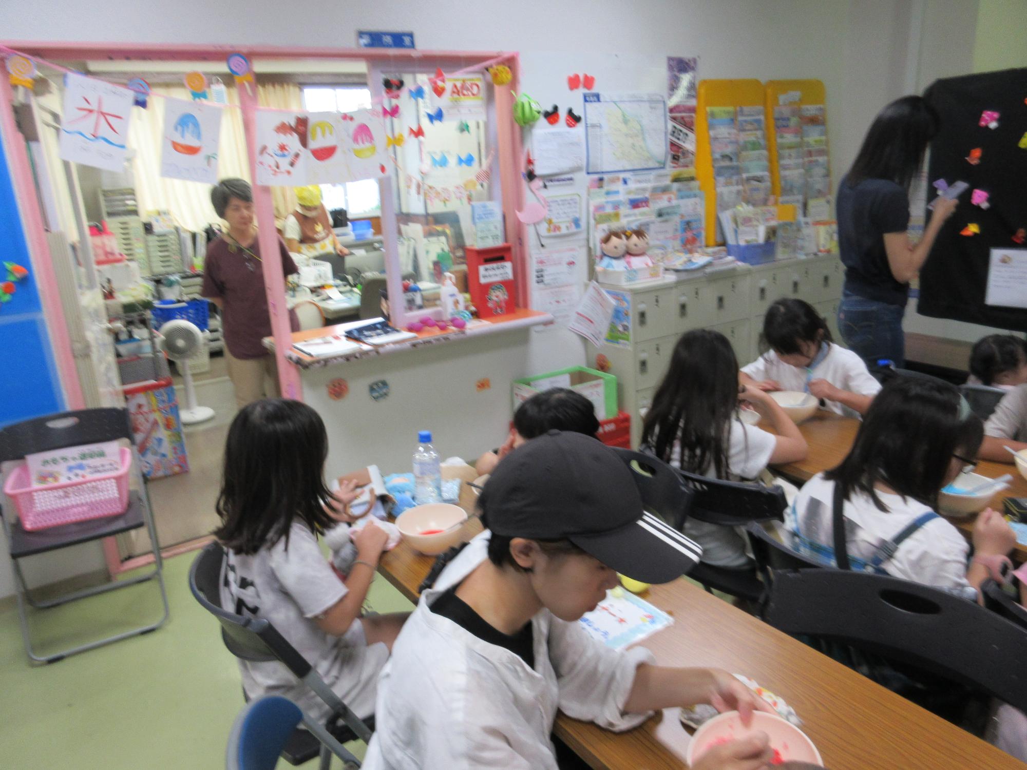 冷たいかき氷を食べる子どもたち