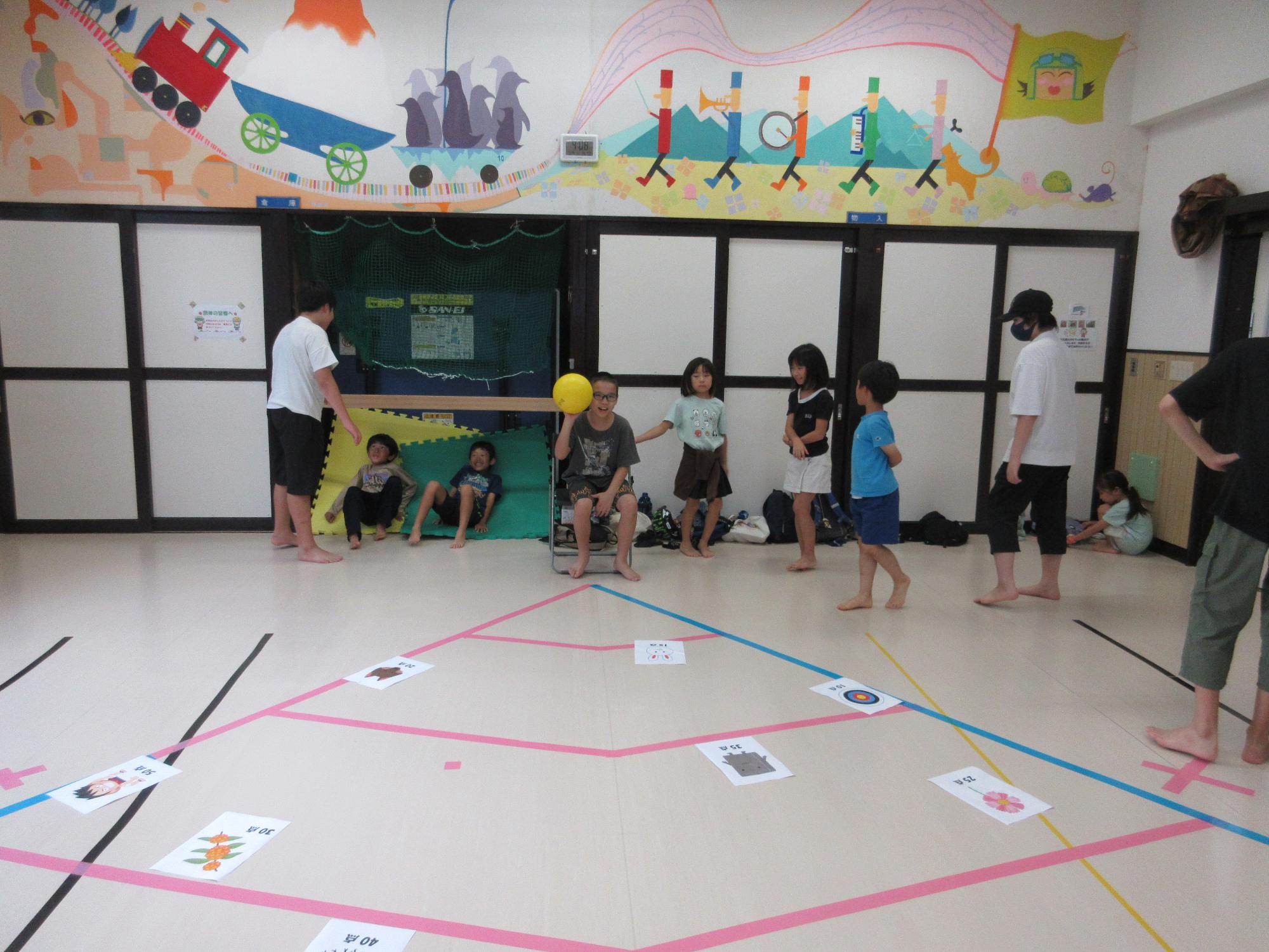 いすに座りボールを投げるシッティング砲丸投げをしているところ