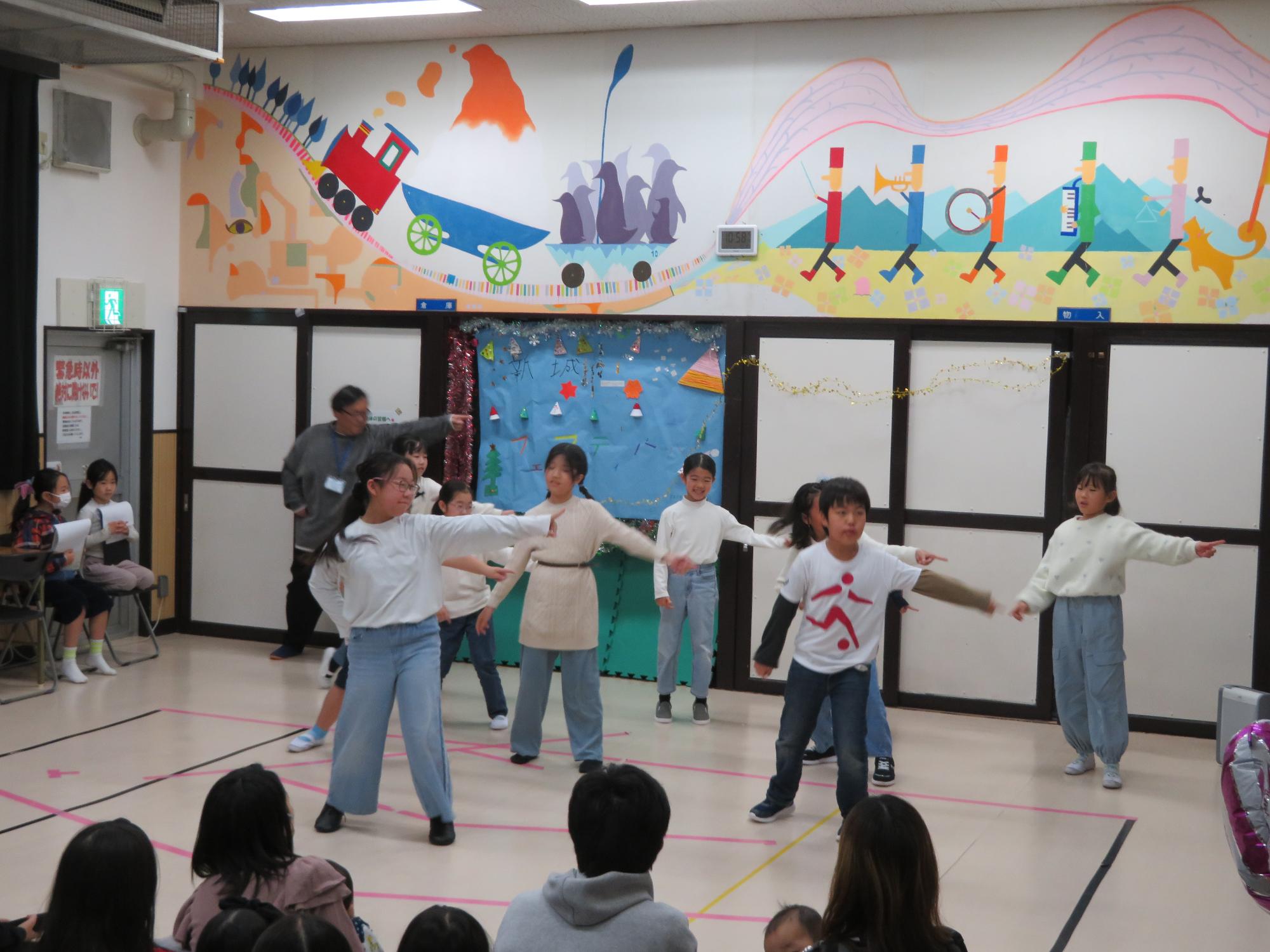 ダンスをするダンスを披露する子ども達