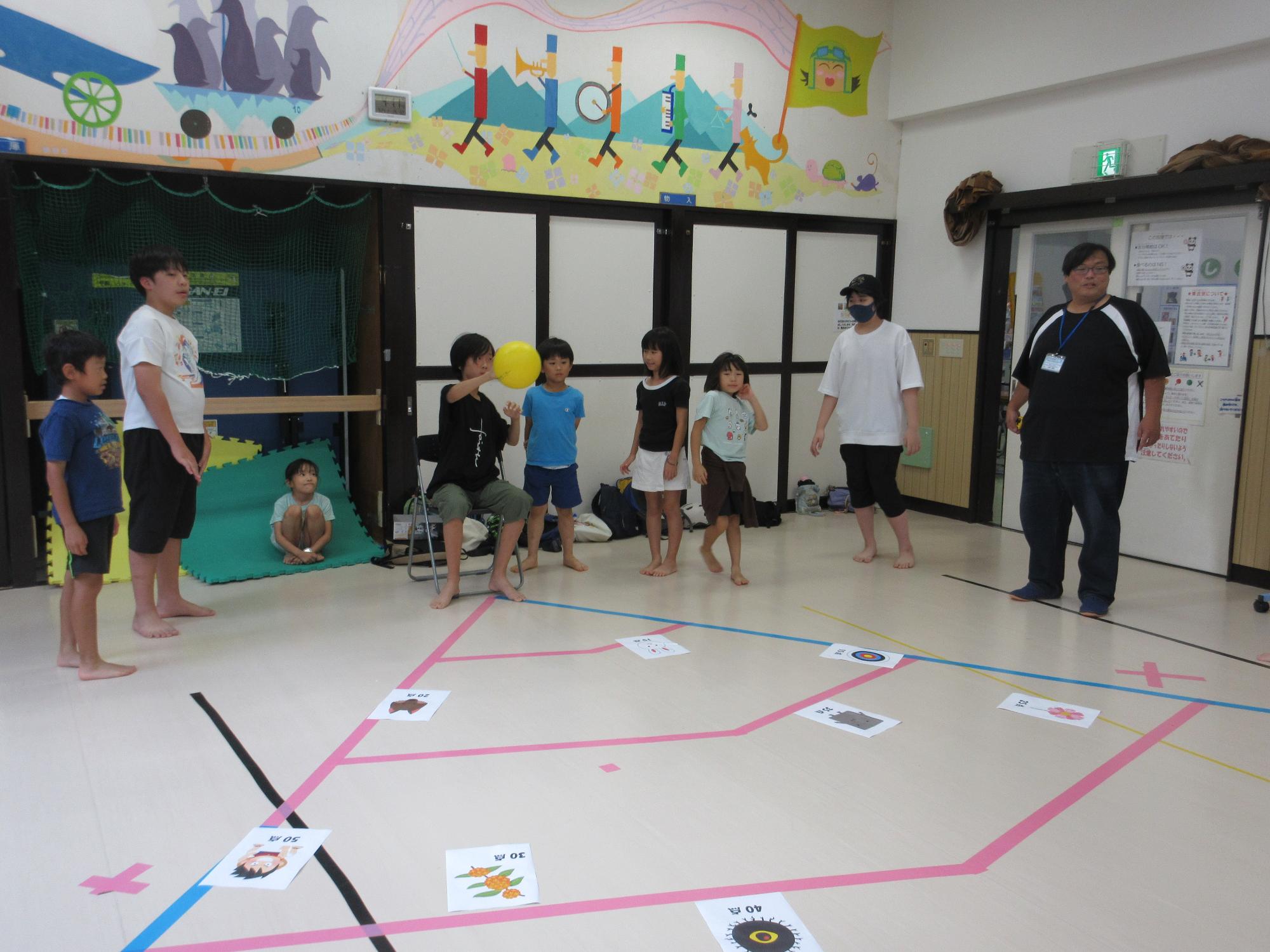 いすに座りボールを投げるシッティング砲丸投げをしている子ども