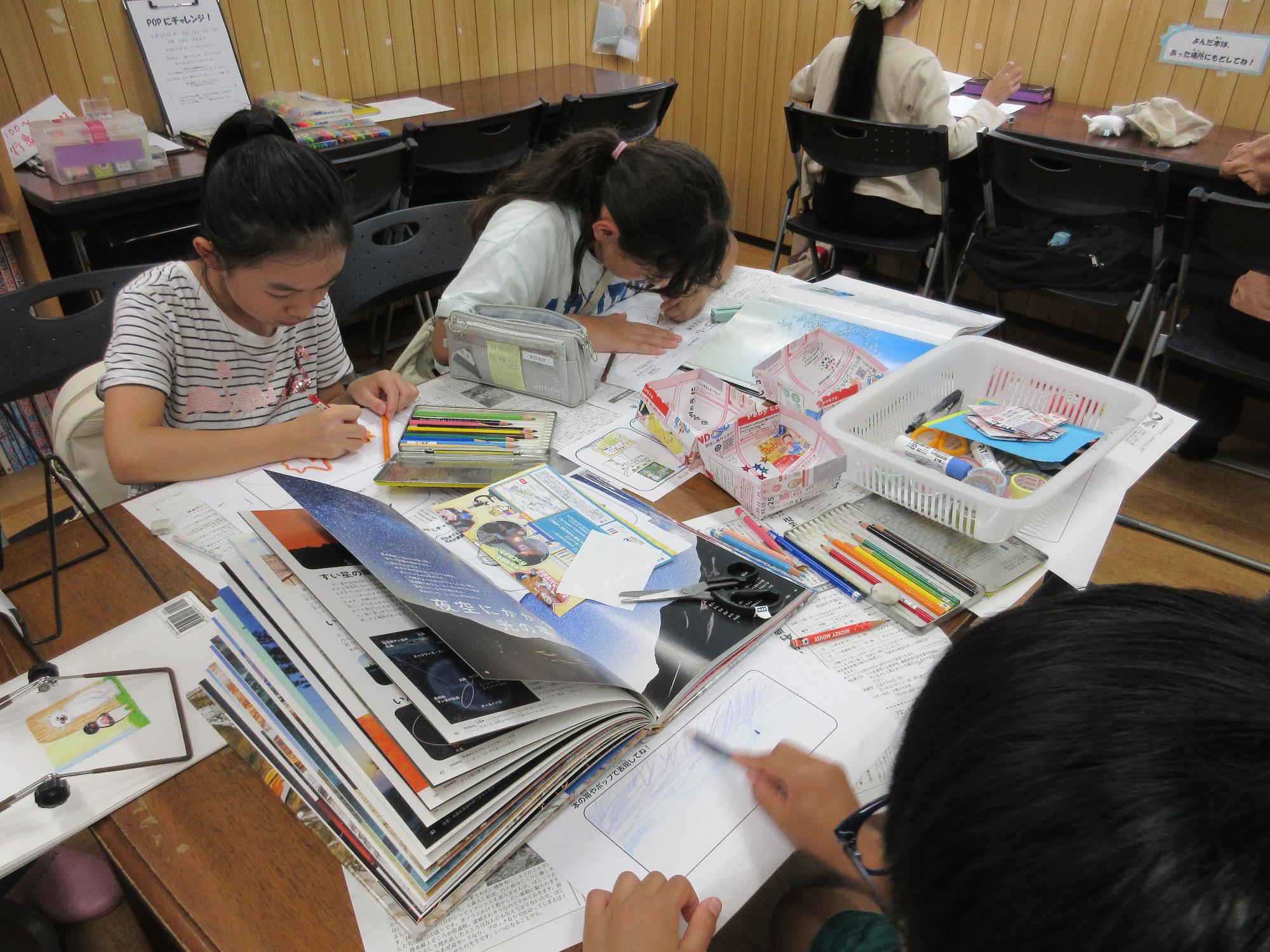 POPを作成する子どもたち