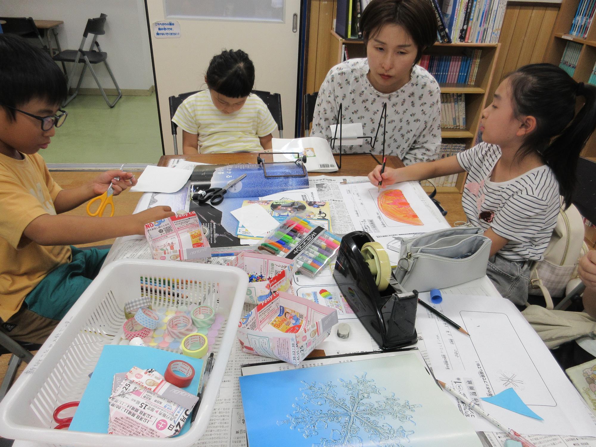 POPを作成する子どもたち。イラストを描きました。
