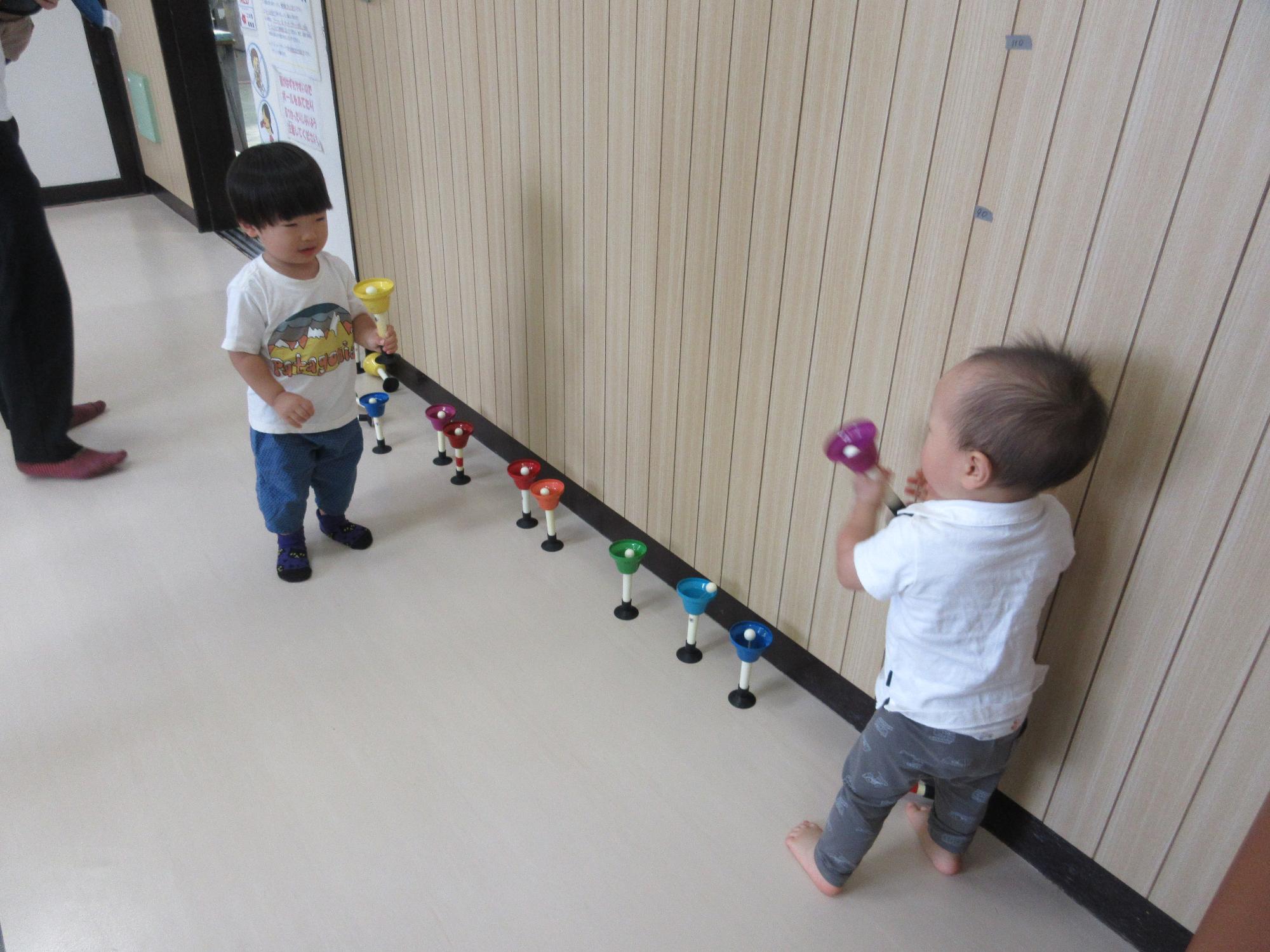 ハンドベルを鳴らして楽しむ乳幼児