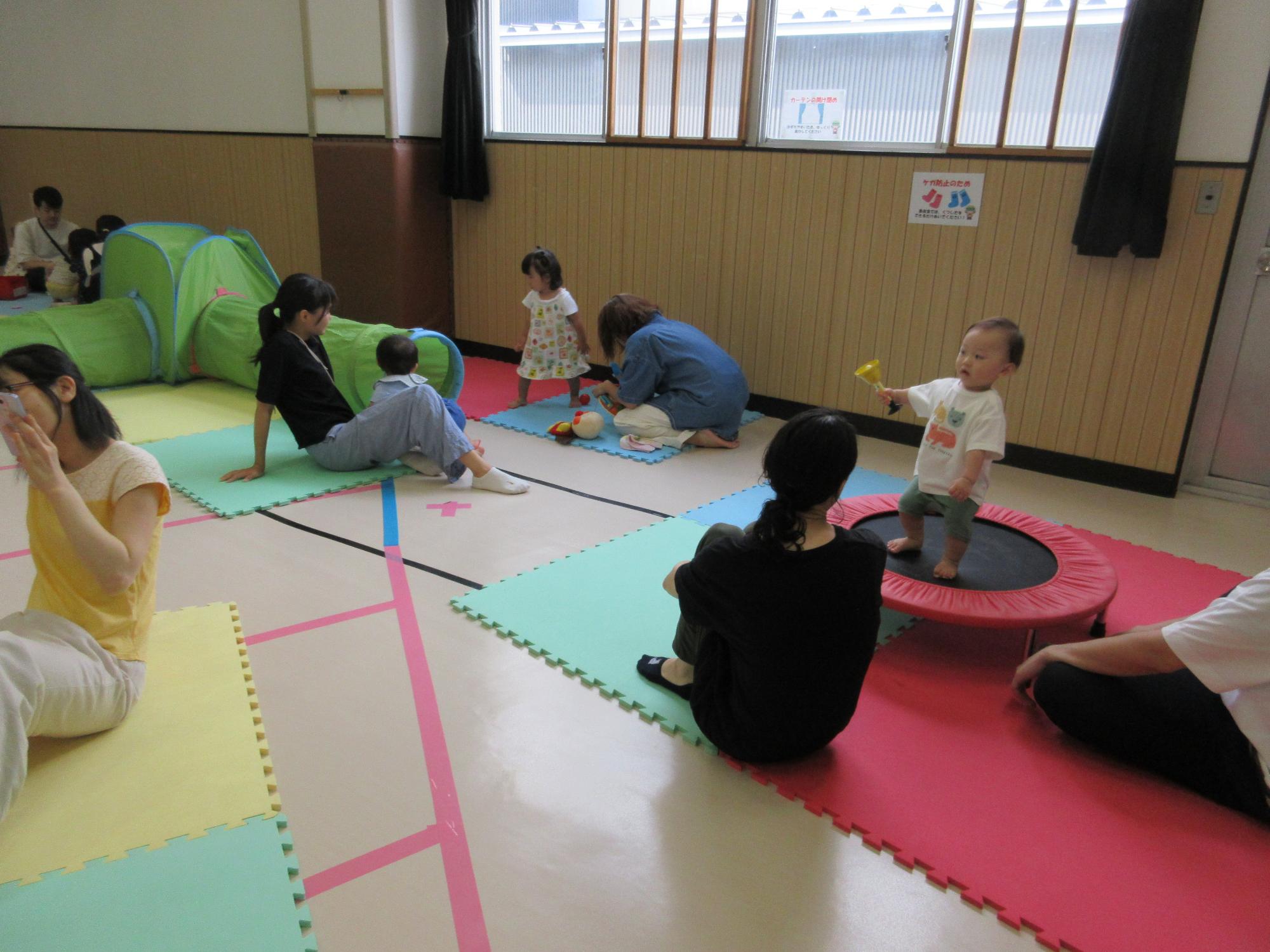 トランポリンを楽しむ乳幼児