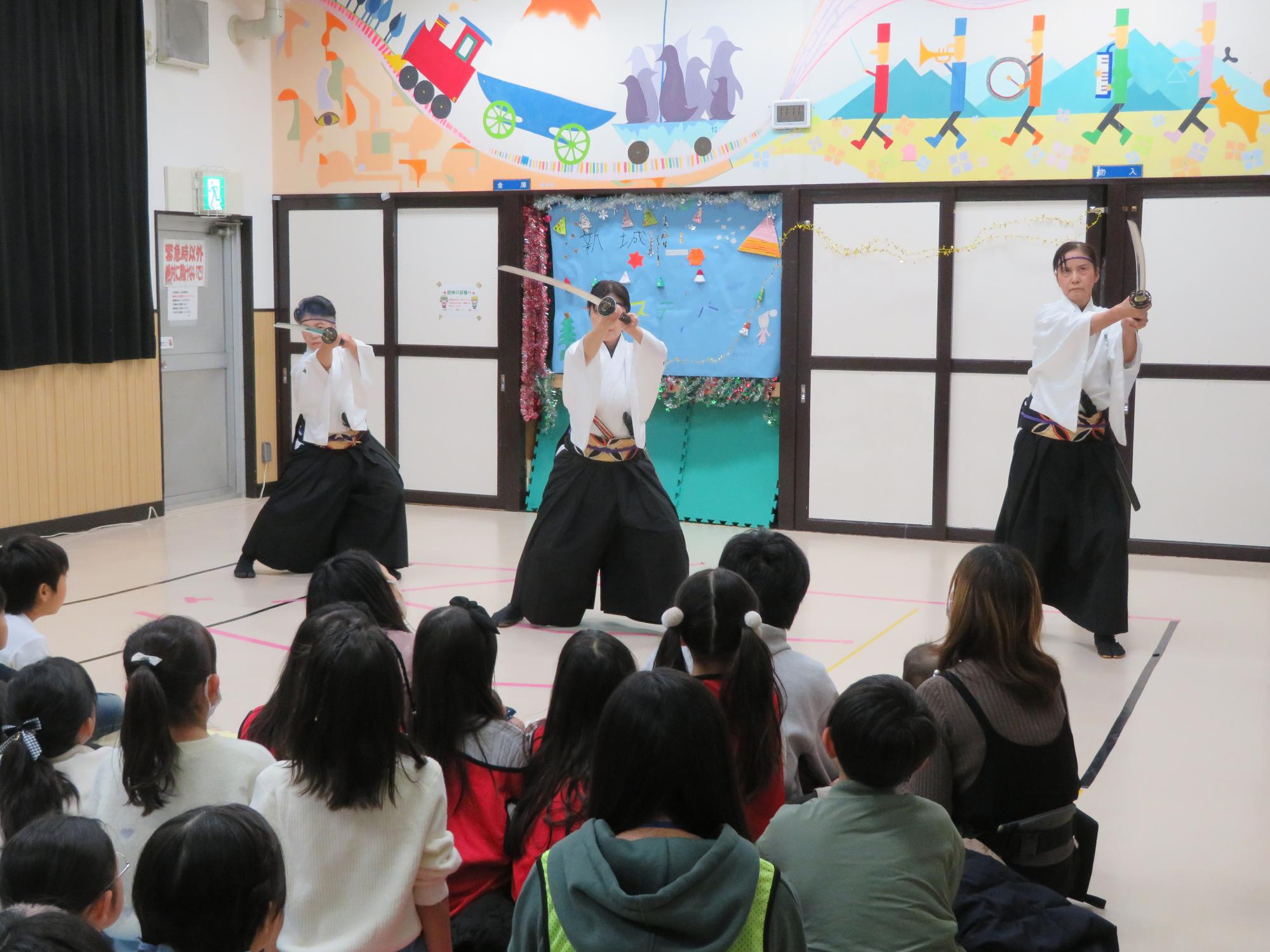 ママチャンバラを披露する様子