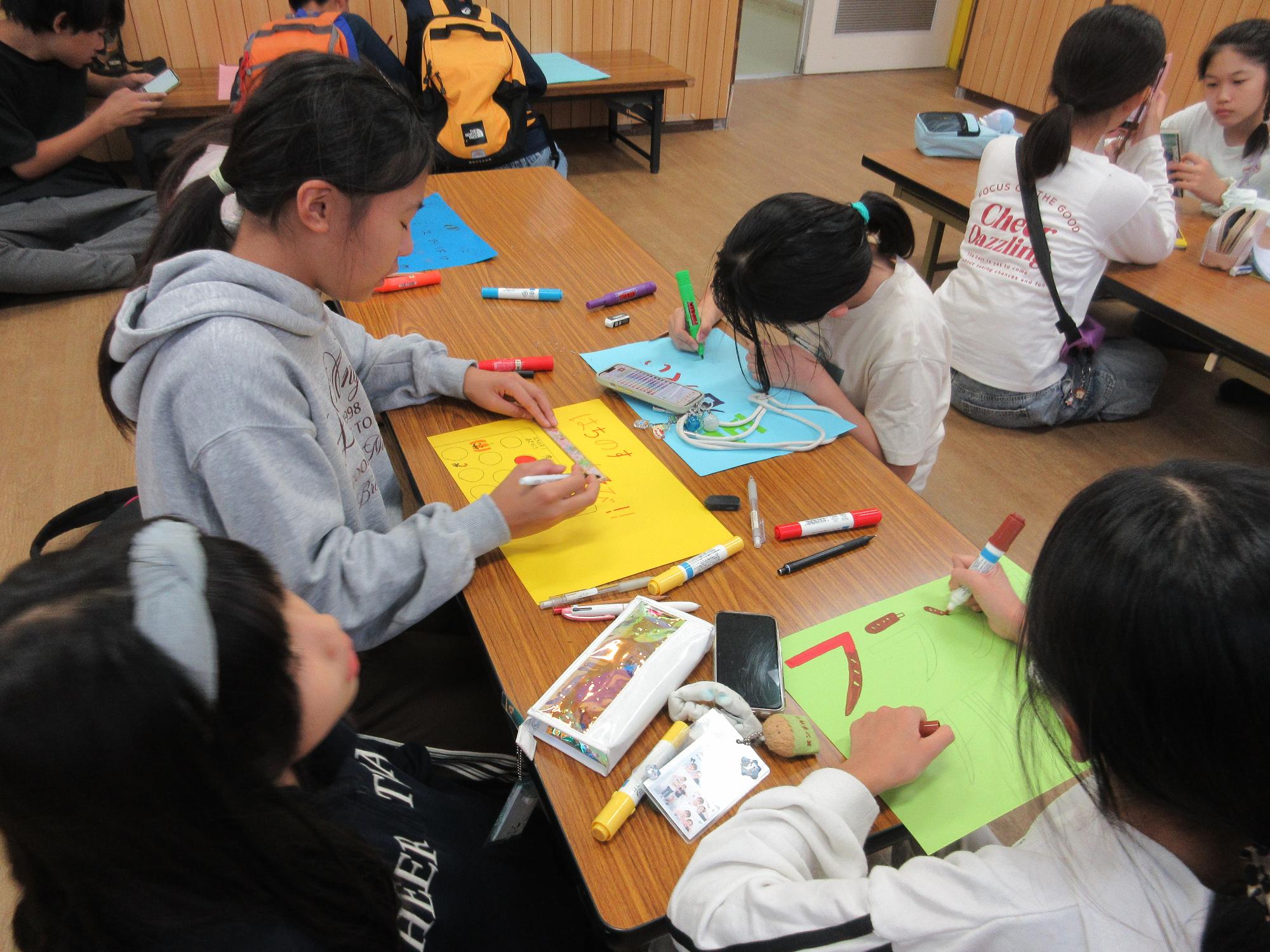 まつりのブースの看板を作る子どもたち