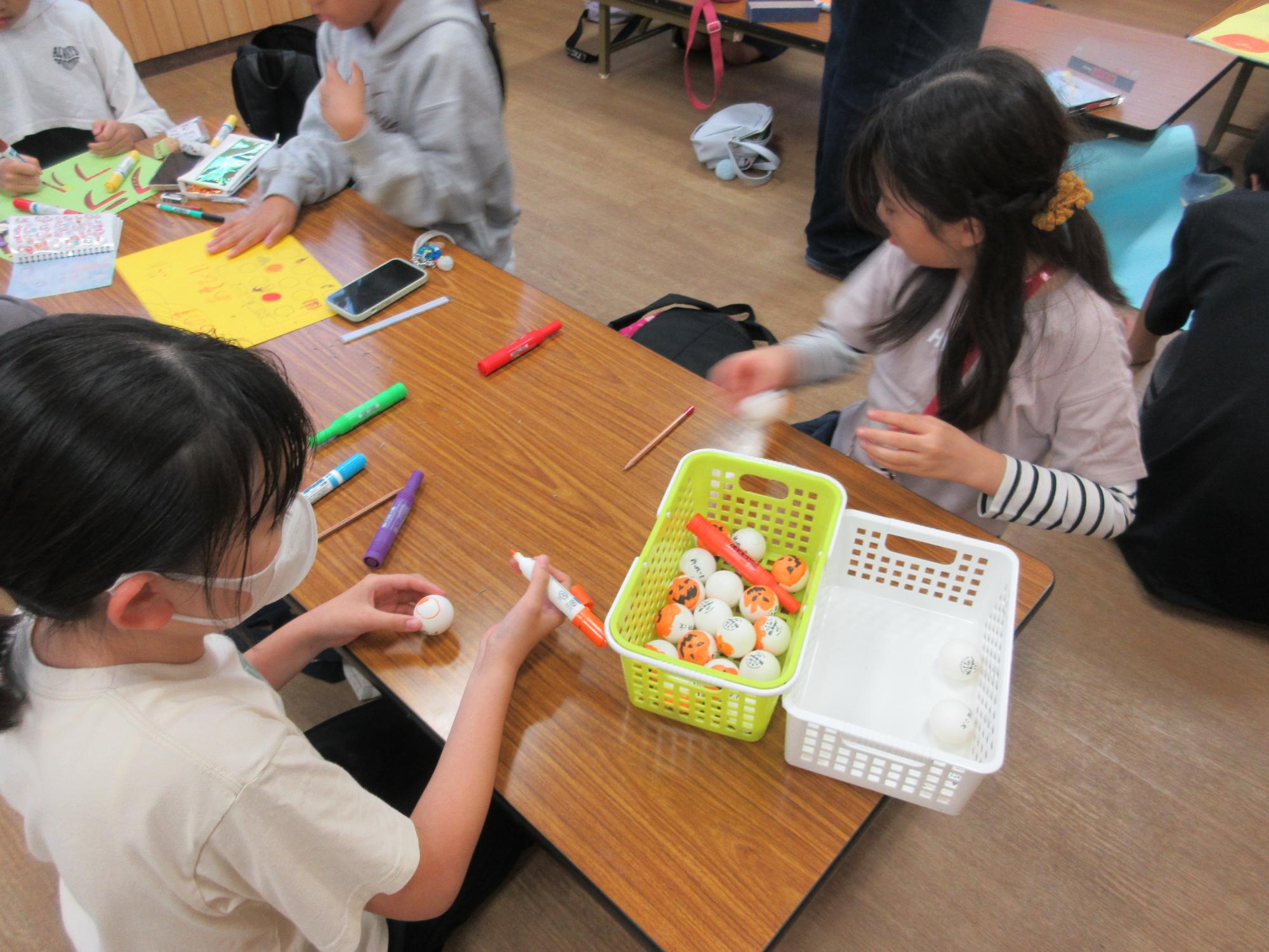 こどもブースのゲームの準備をする子供たち