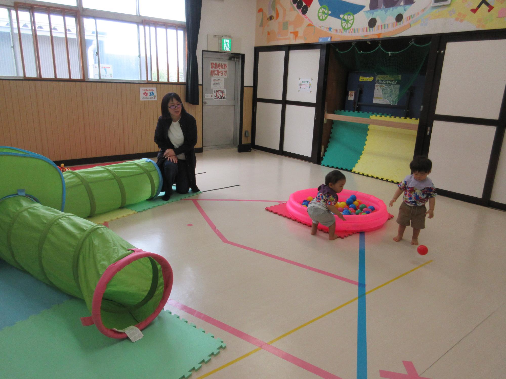 集会室でトンネルやボールプールで遊ぶこどもたち