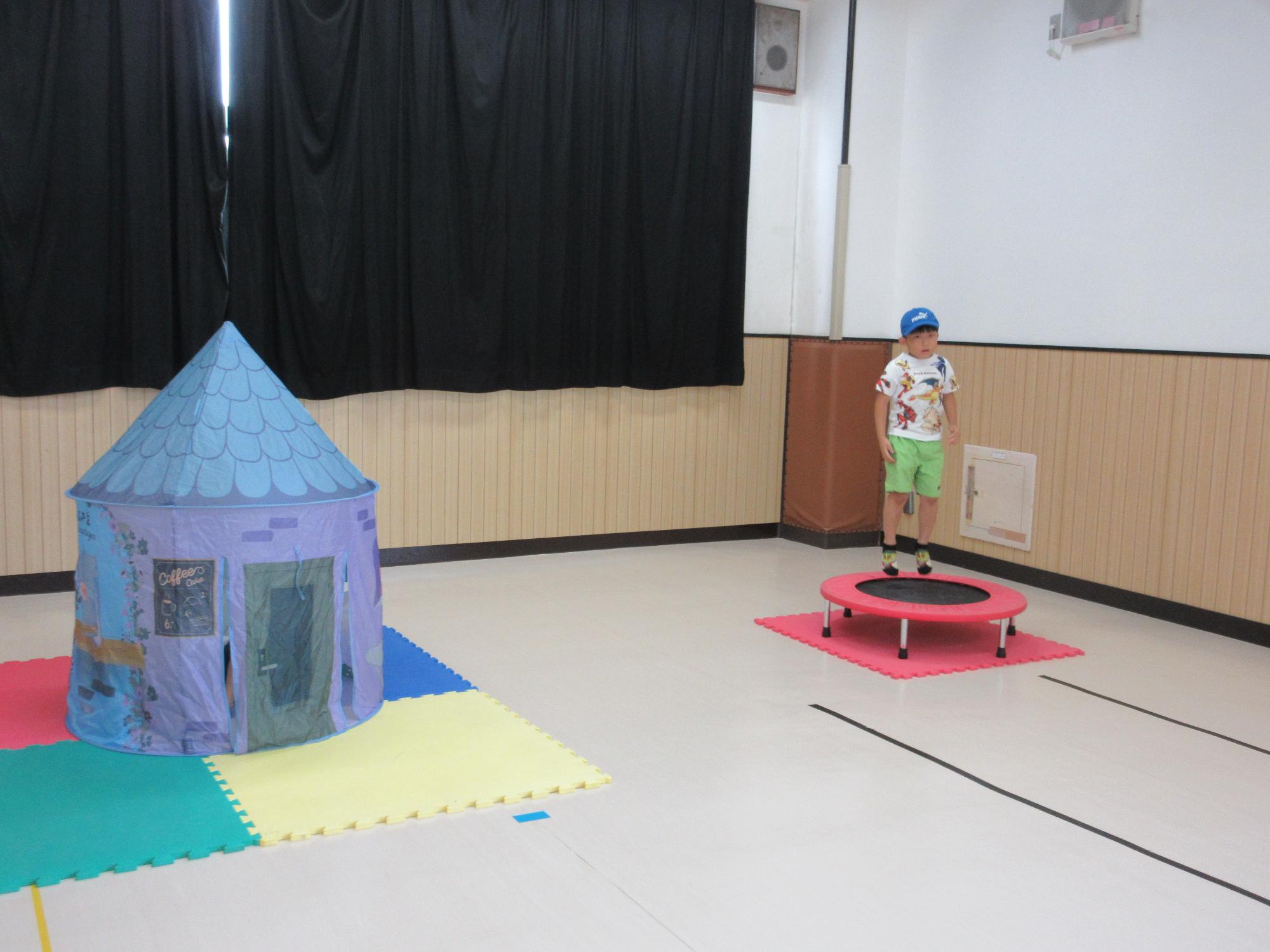 トランポリンで遊ぶ子ども