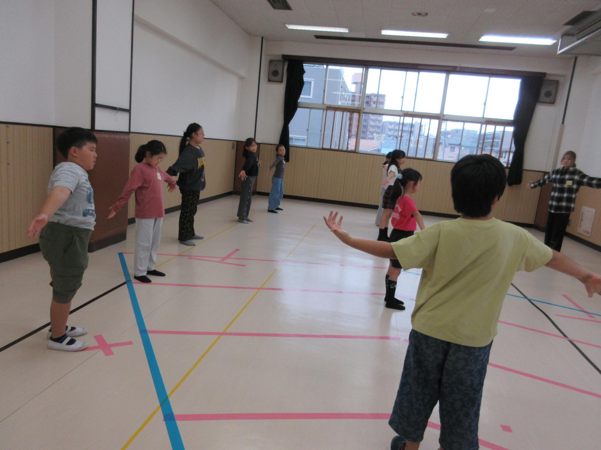 準備運動をする子供たち