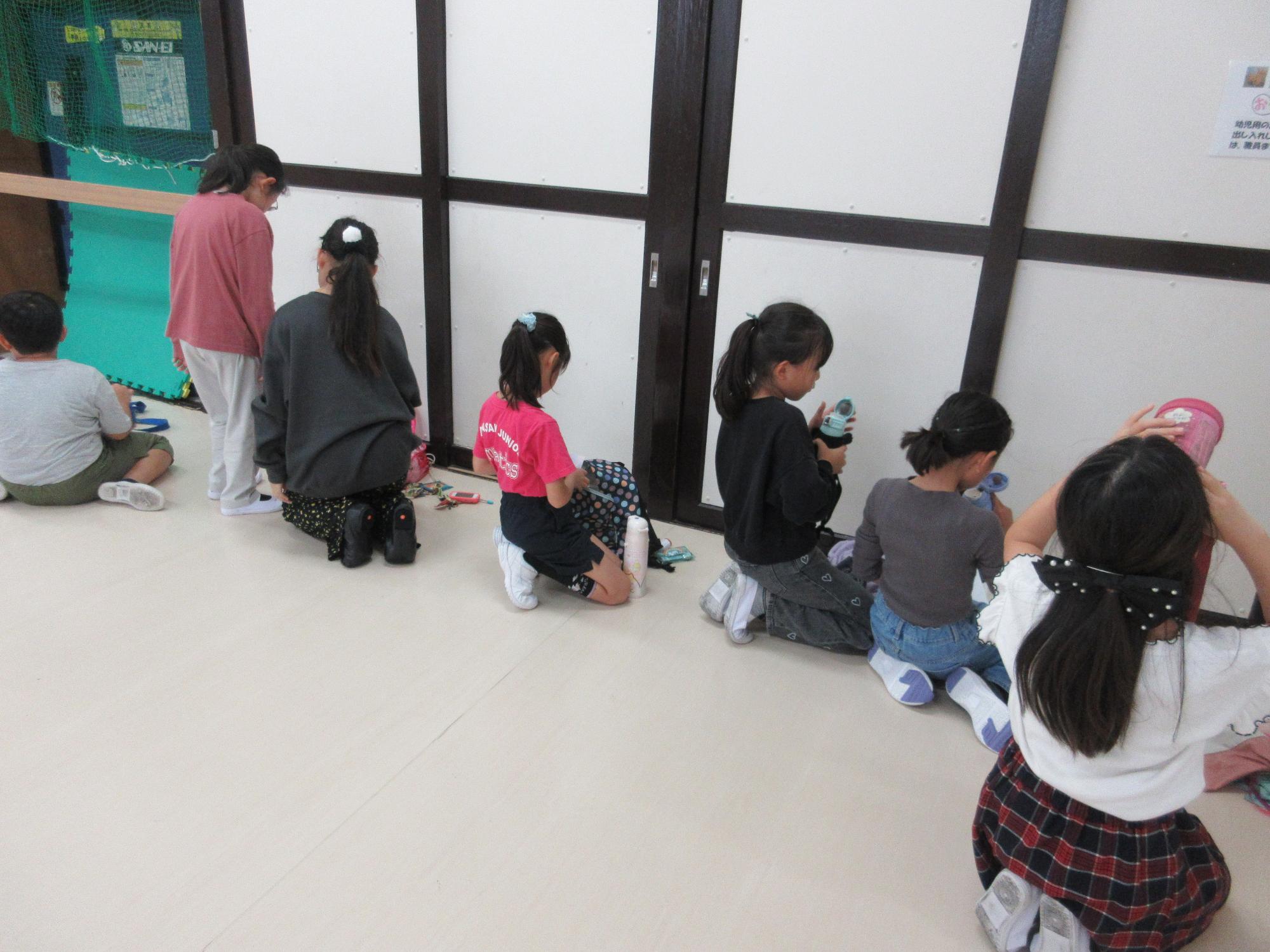 水分補給をする子供たち