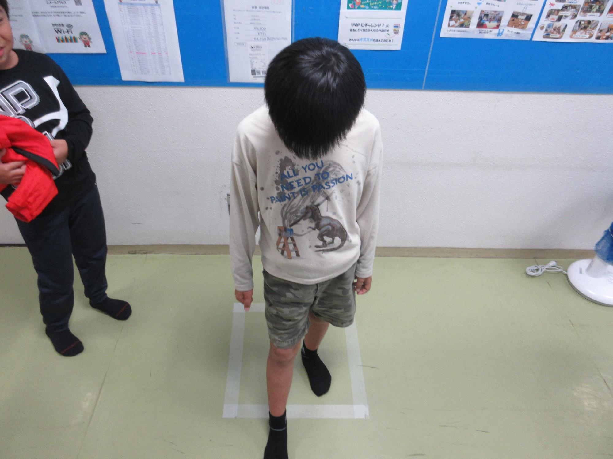 枠からはみ出てしまいチャレンジ終了となる子ども