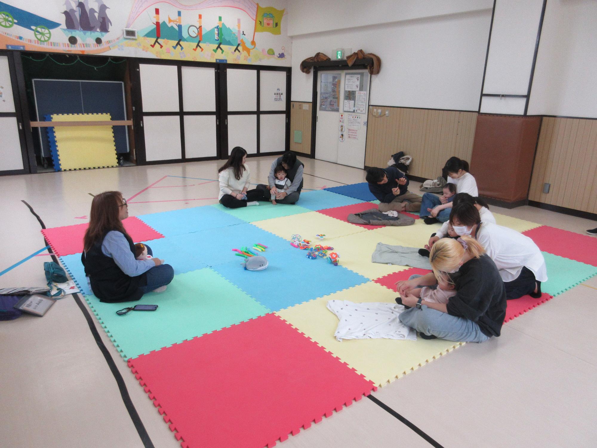 歌に合わせて自己紹介をする乳幼児親子