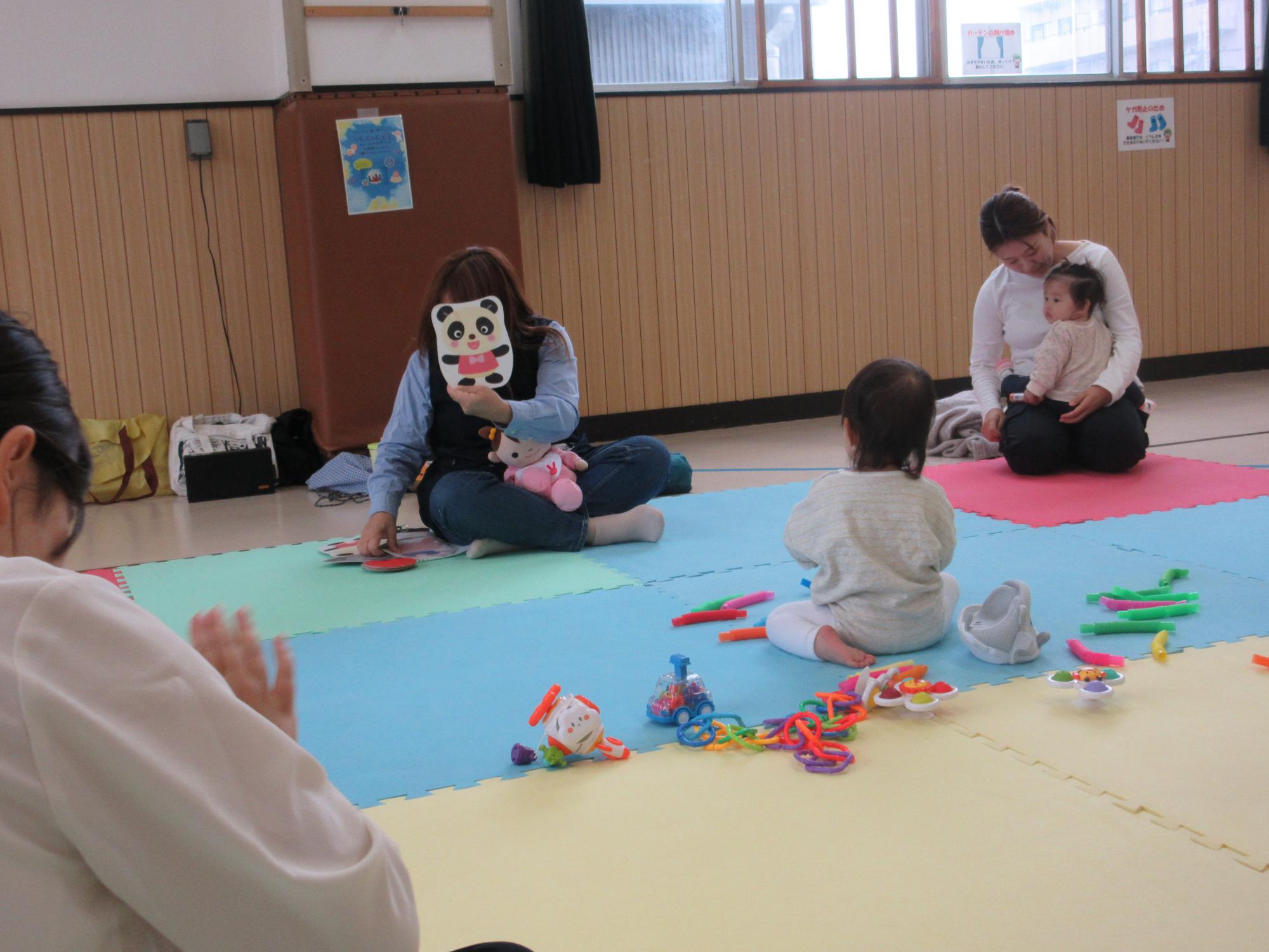 絵遊びに興味津々の乳幼児