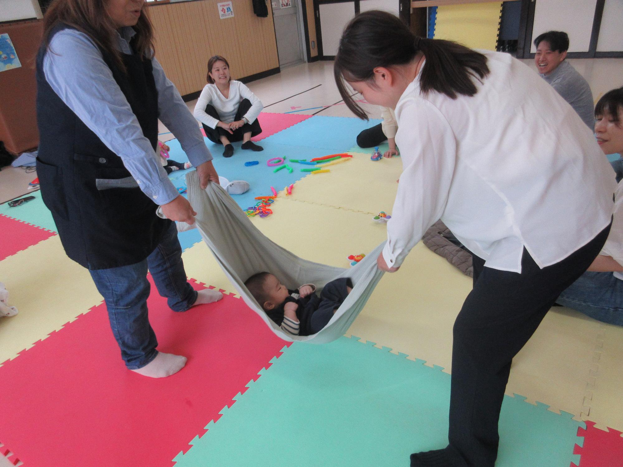 ユラユラ遊びをする乳幼児親子