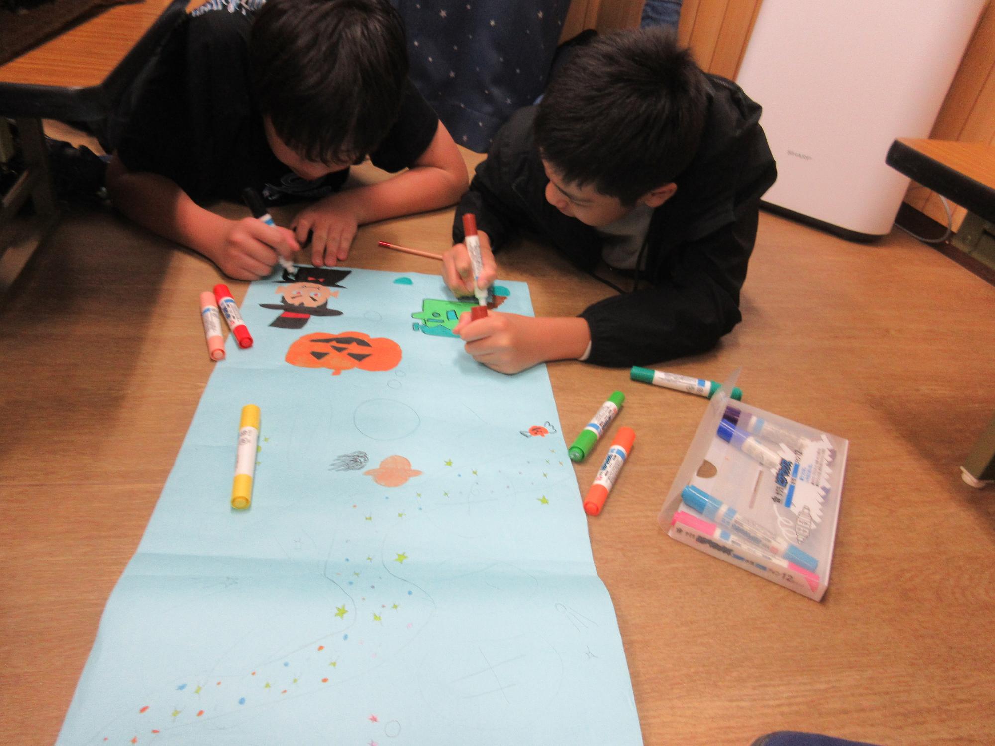 センターまつりのポスターを作成する子どもたち