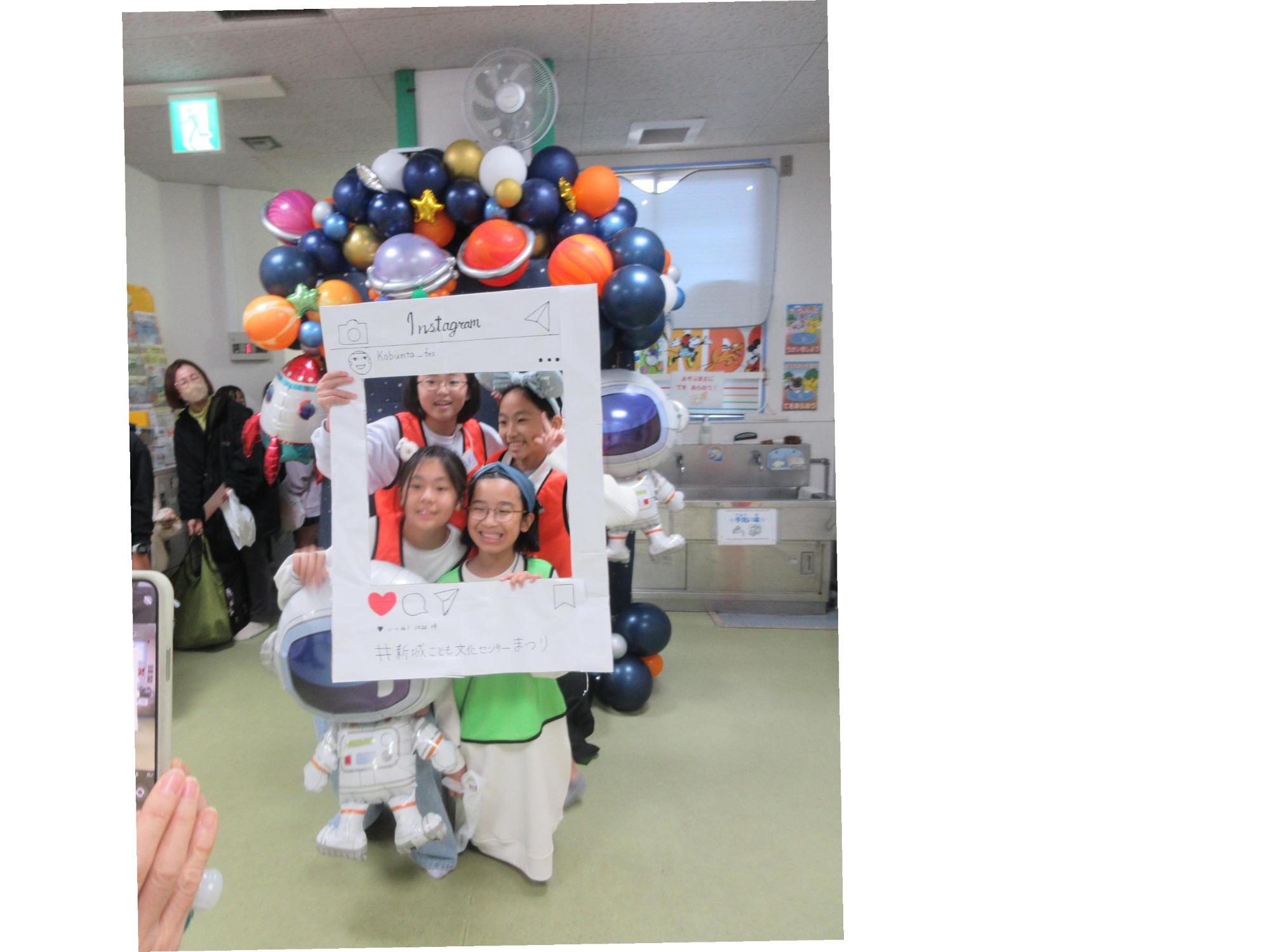 フォトスポットで写真を撮る子どもたち