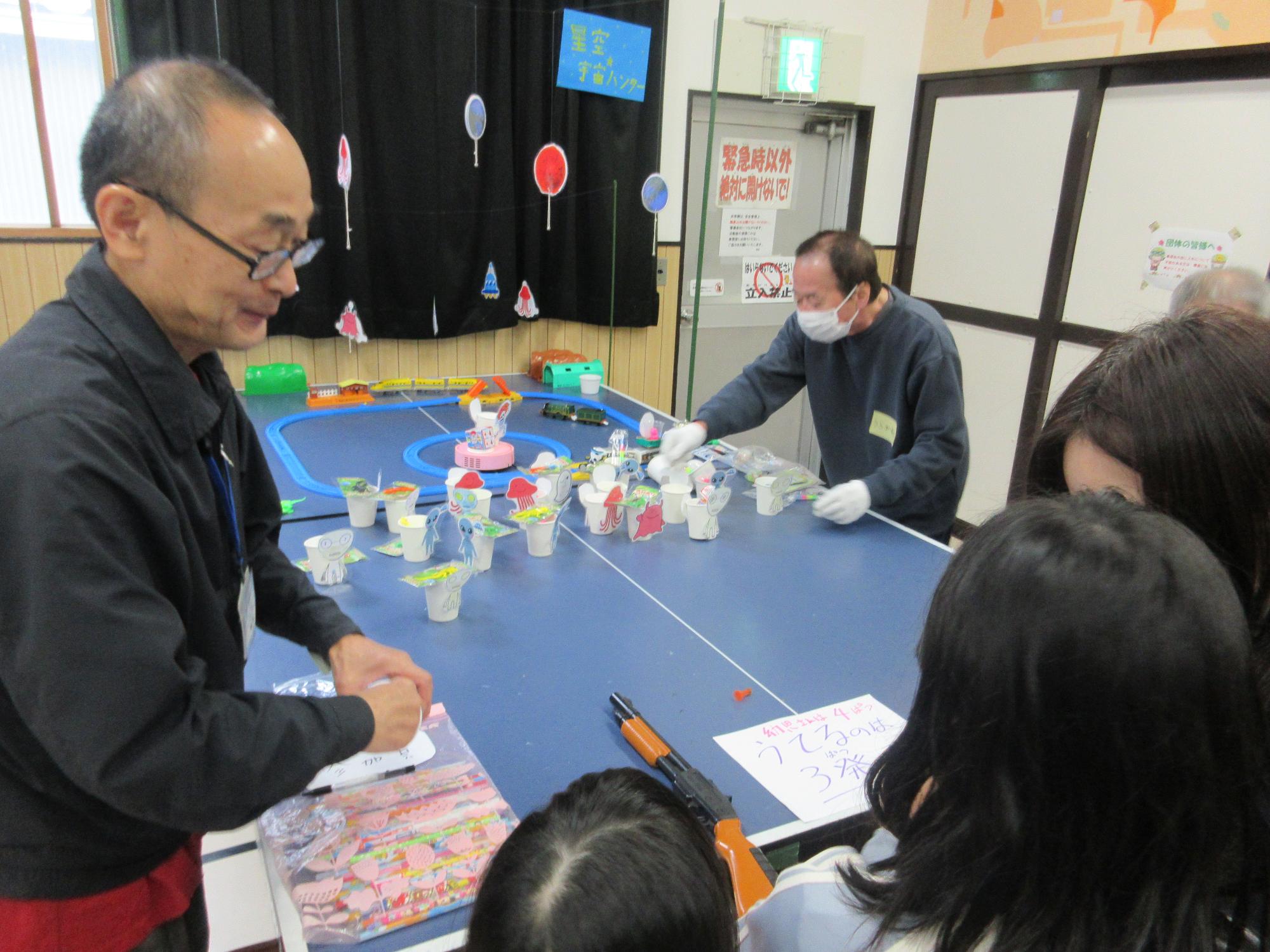 射的を楽しむ子どもたち