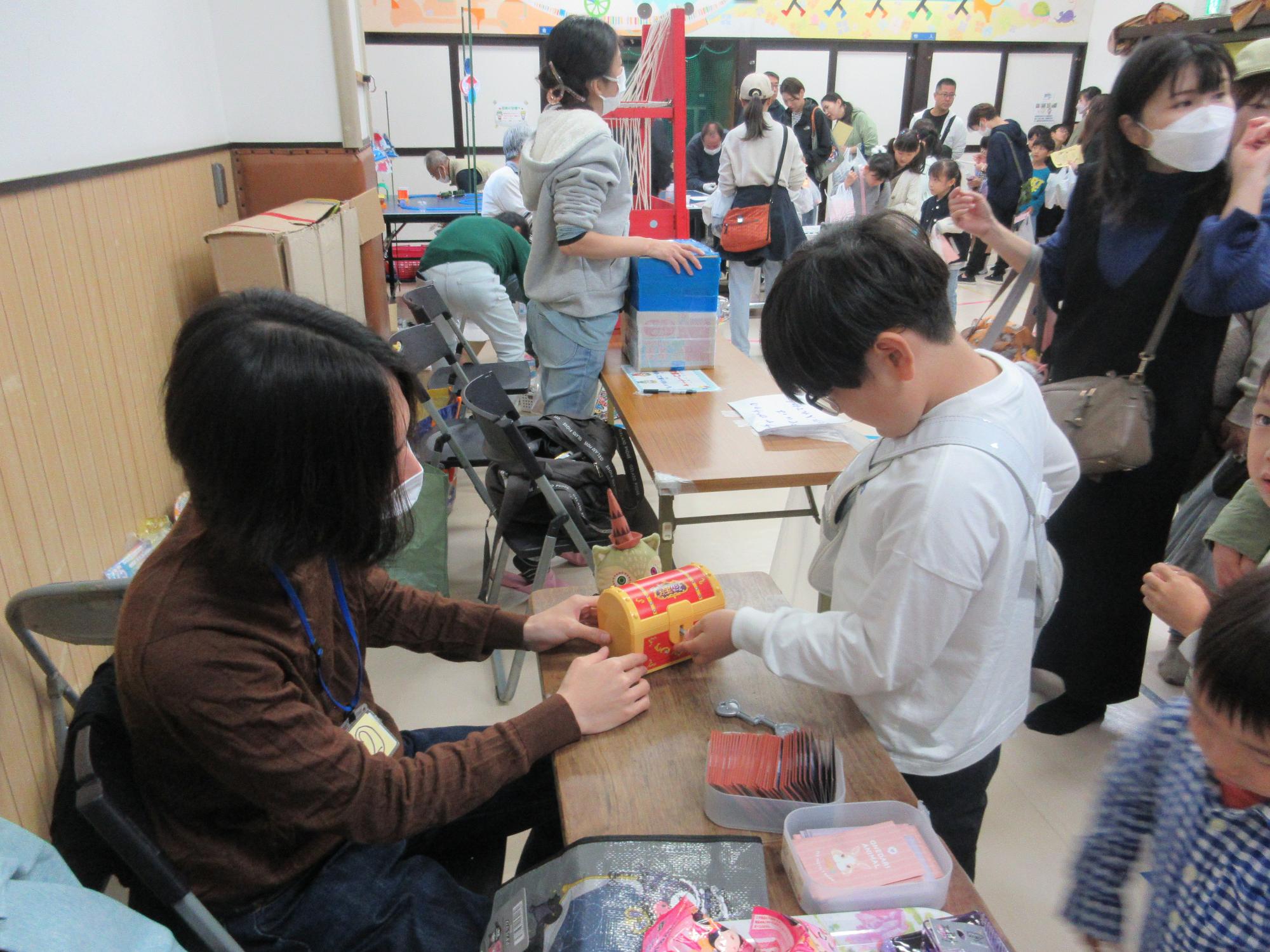 おにいのゲームをする子ども