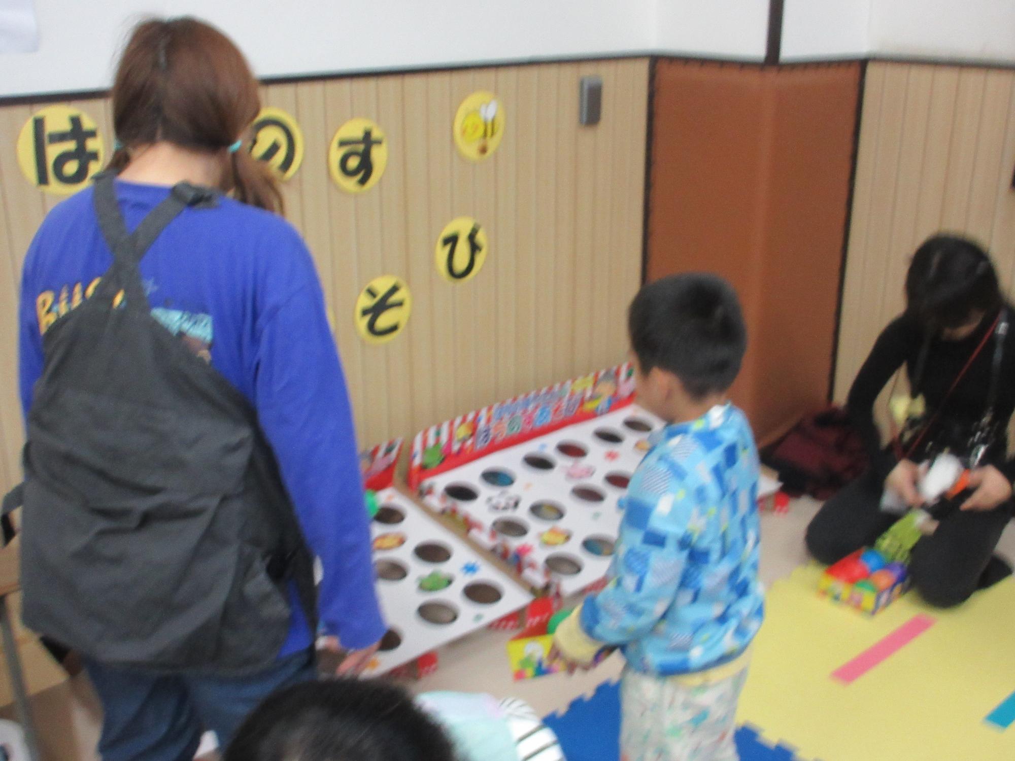 はちのすあそびをする子ども