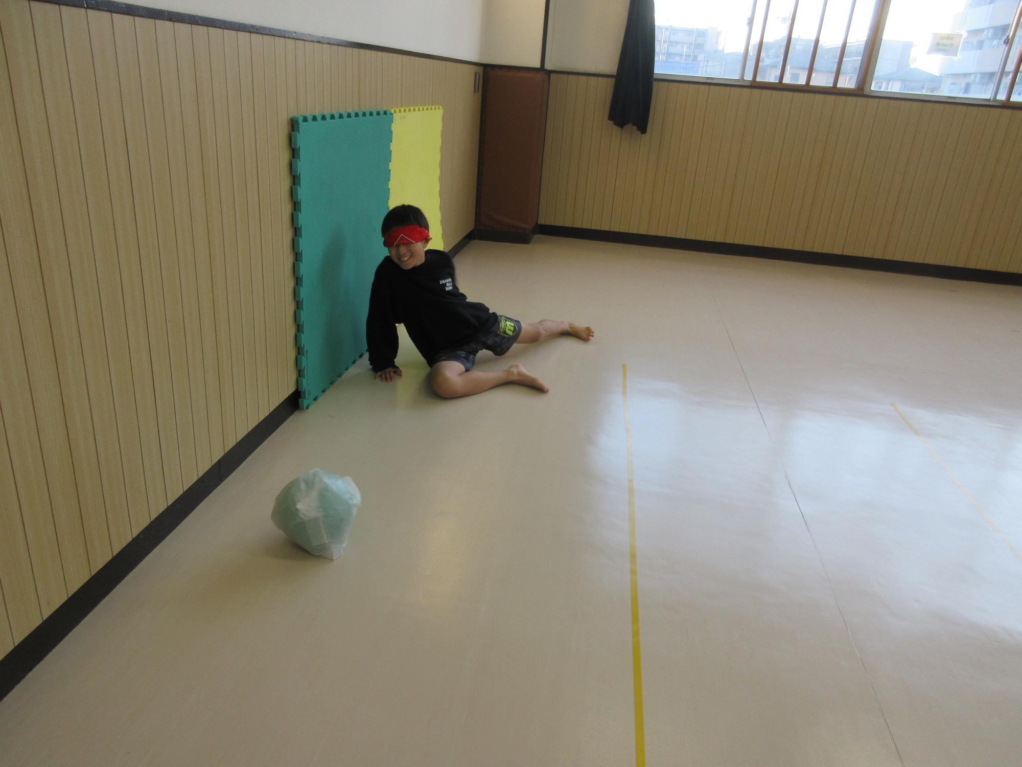 目かくしをしてボールを受ける子ども