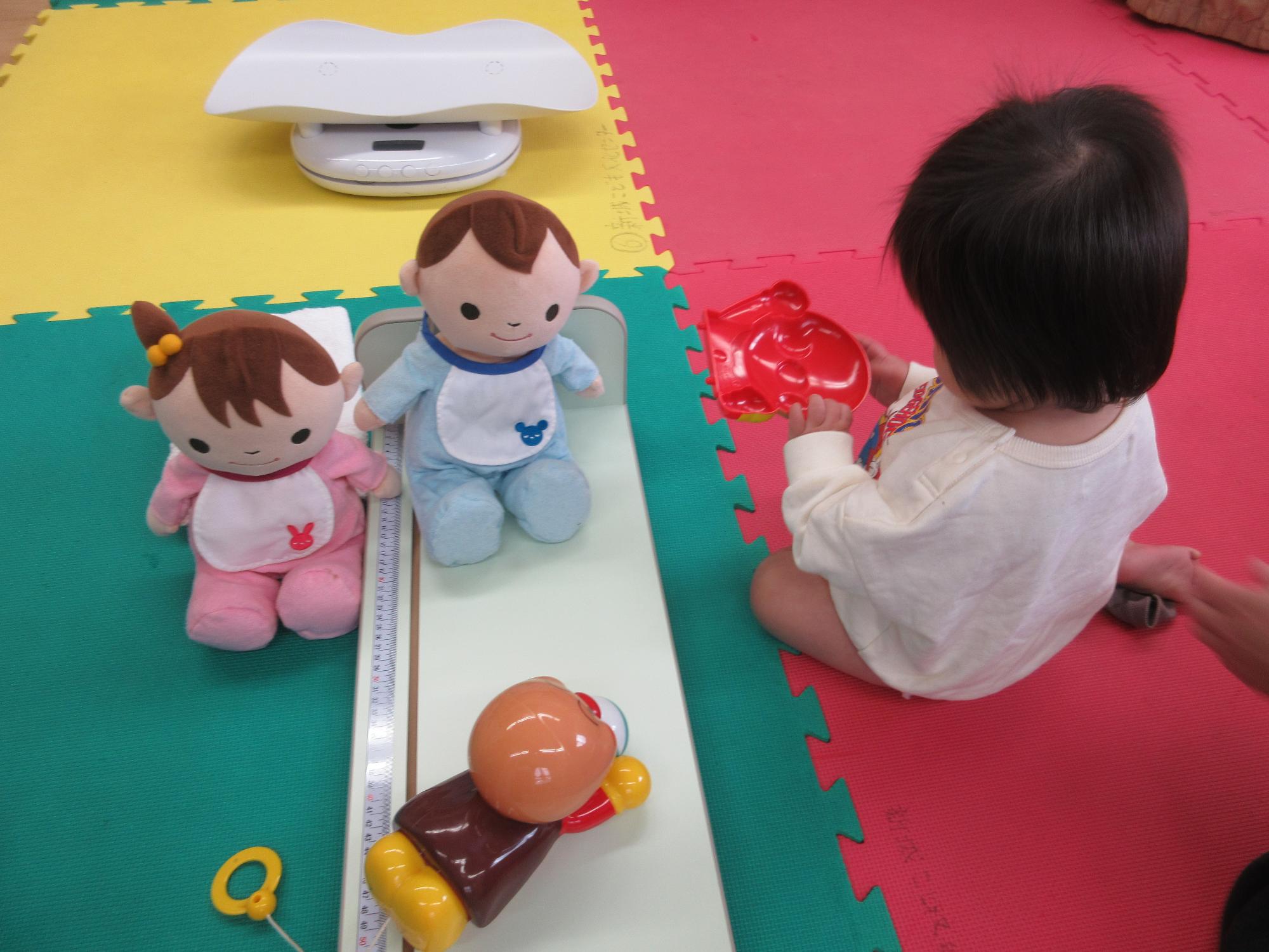 身長を測る準備をする乳児