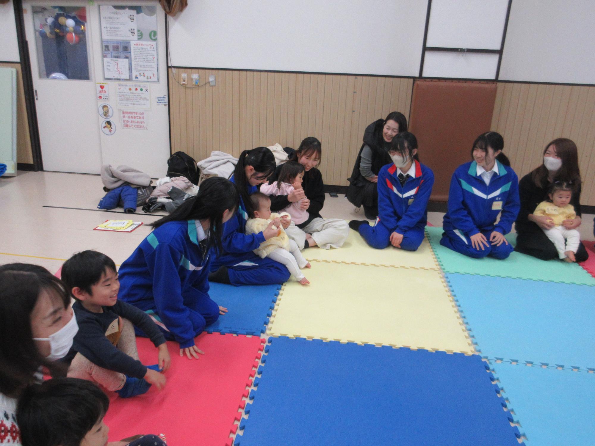 拍手リレーを楽しんでいる様子