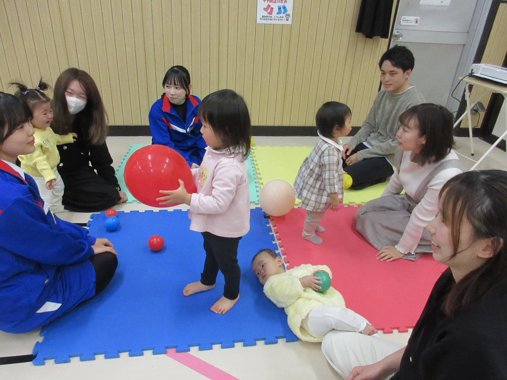 風船を楽しんでいる子ども達