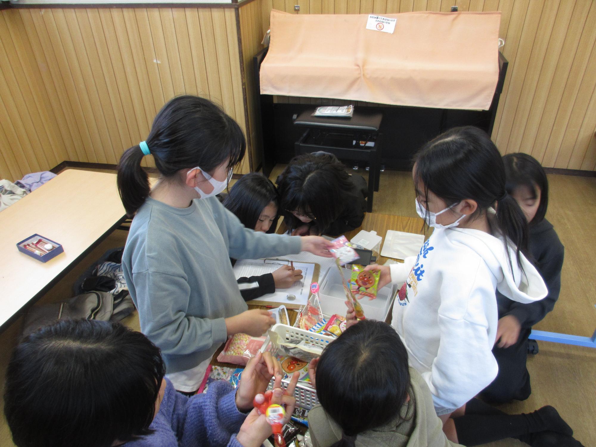 どんなお菓子がいいか商品を考える子どもたち