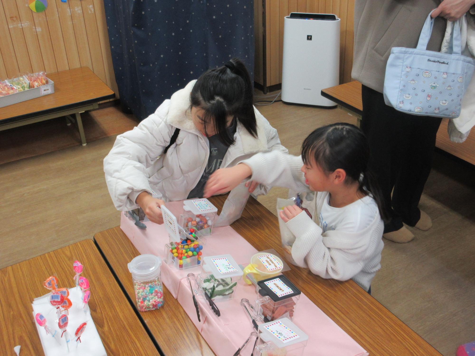 好きなお菓子を選ぶこどもたち