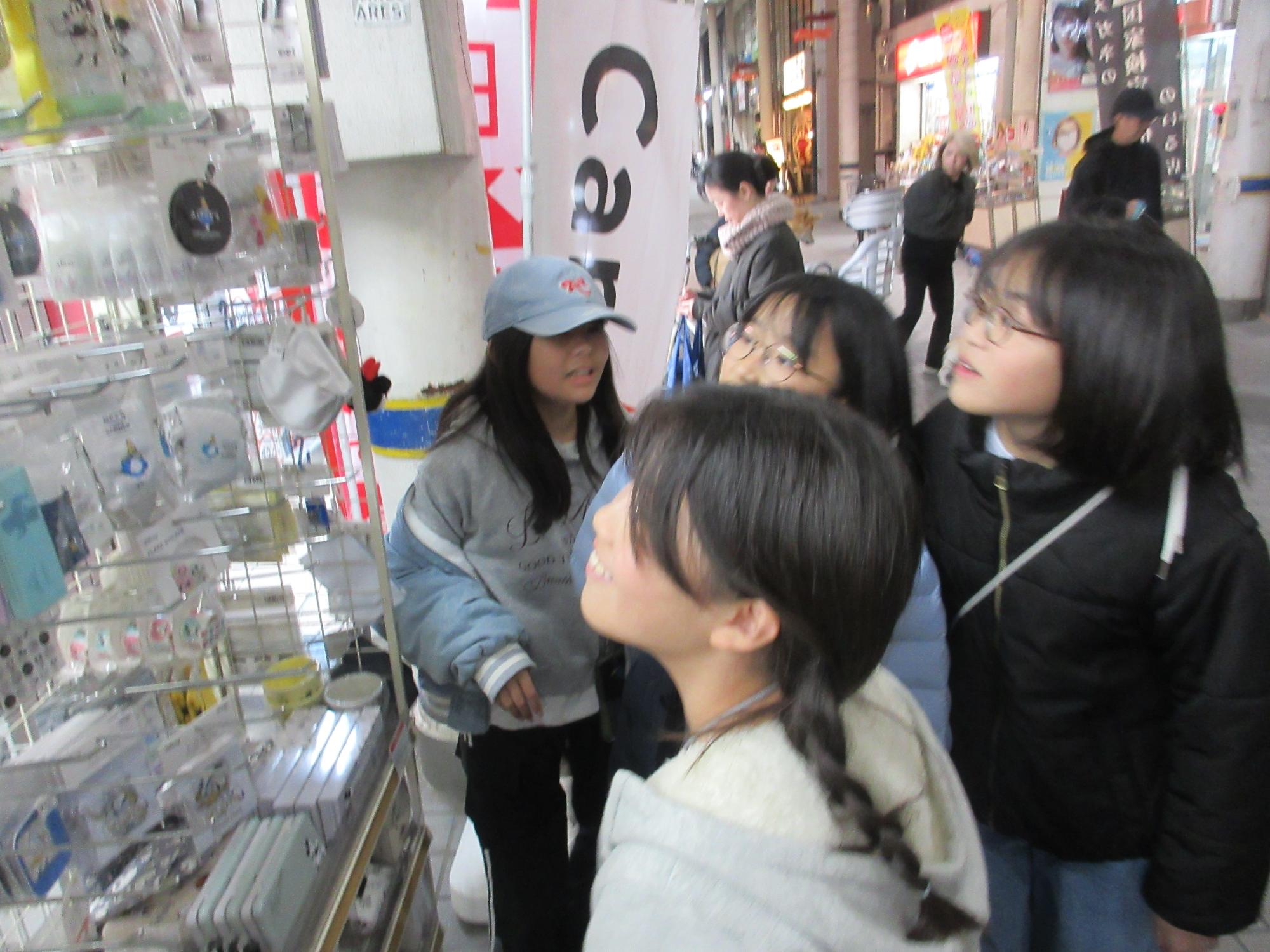 買物をする子どもたち