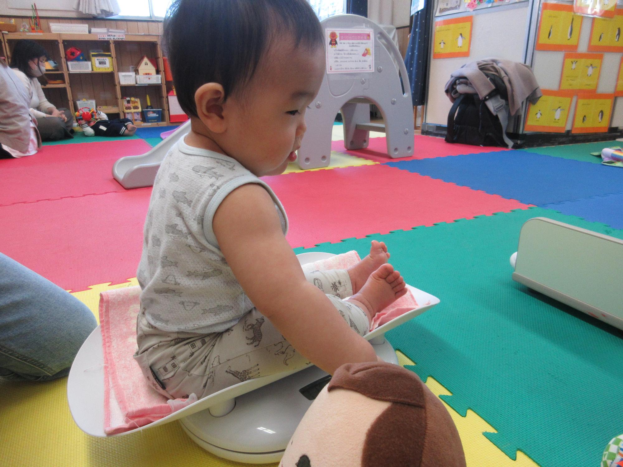 体重計に座る幼児