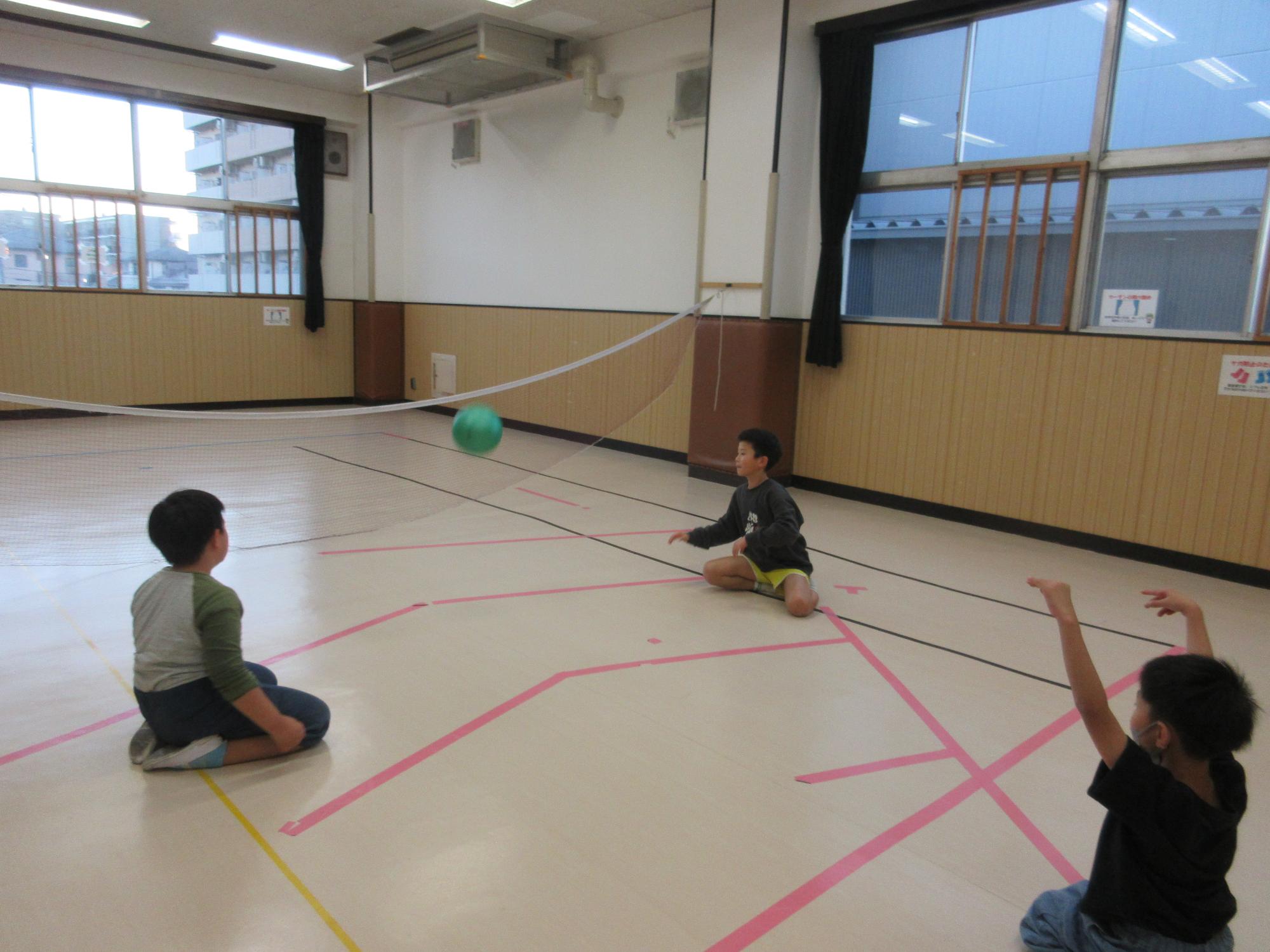 シッティングバレーでトスをするこども