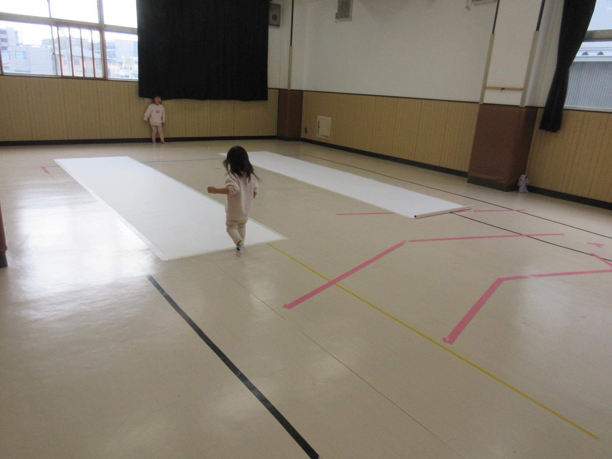 クリスマスツリーを描く5メートルの大きな紙