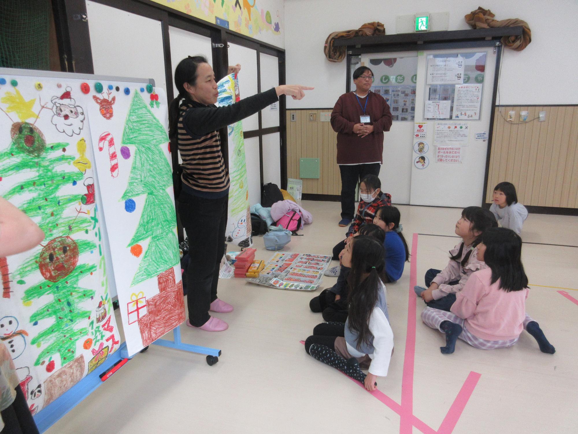 描き方の説明を受けるこどもたち