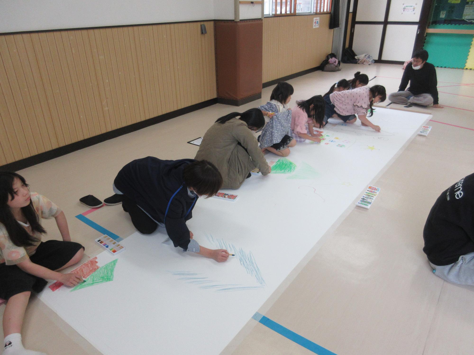 5メートルの紙にツリーを描く参加者