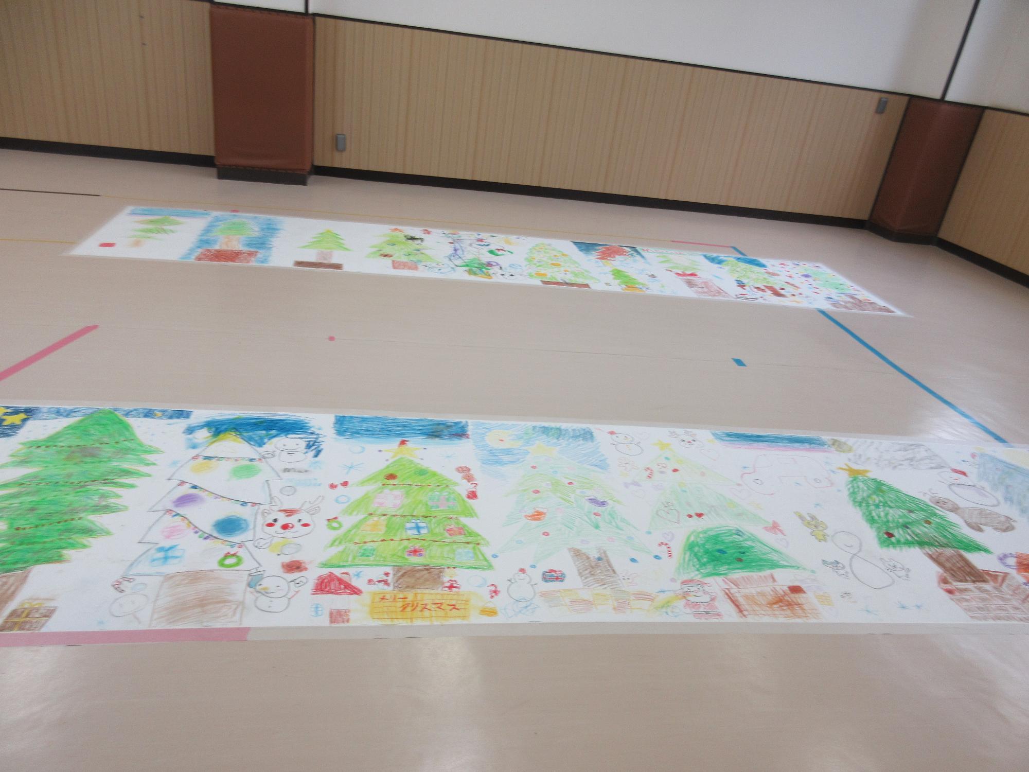 5メートルの紙に20本のクリスマスツリーがあります