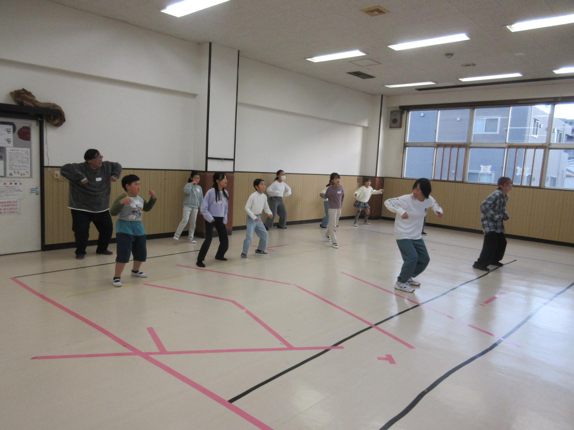 ダンスをする子ども達