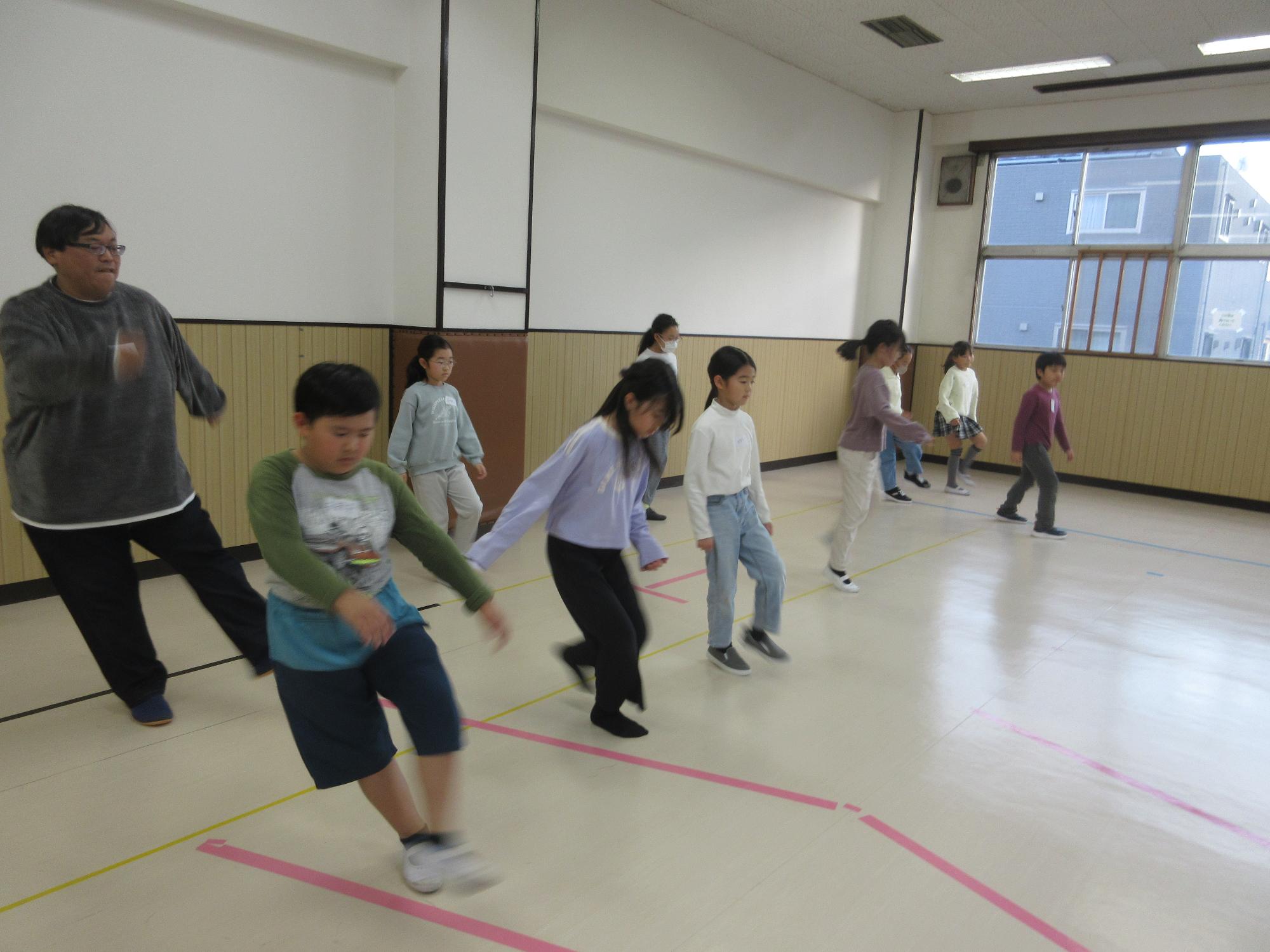 ボックスステップをする子ども達