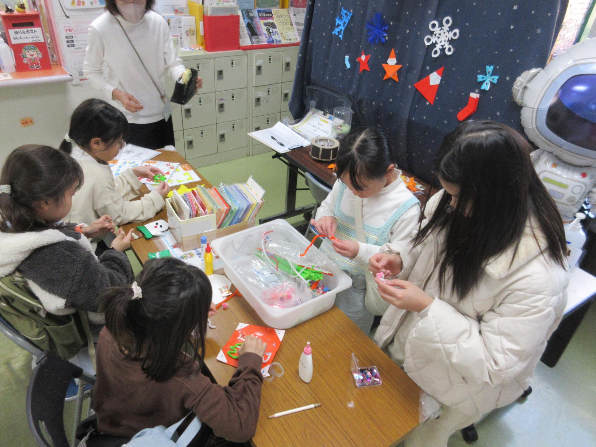 折紙やモールで何をつくろうか考えているとこと