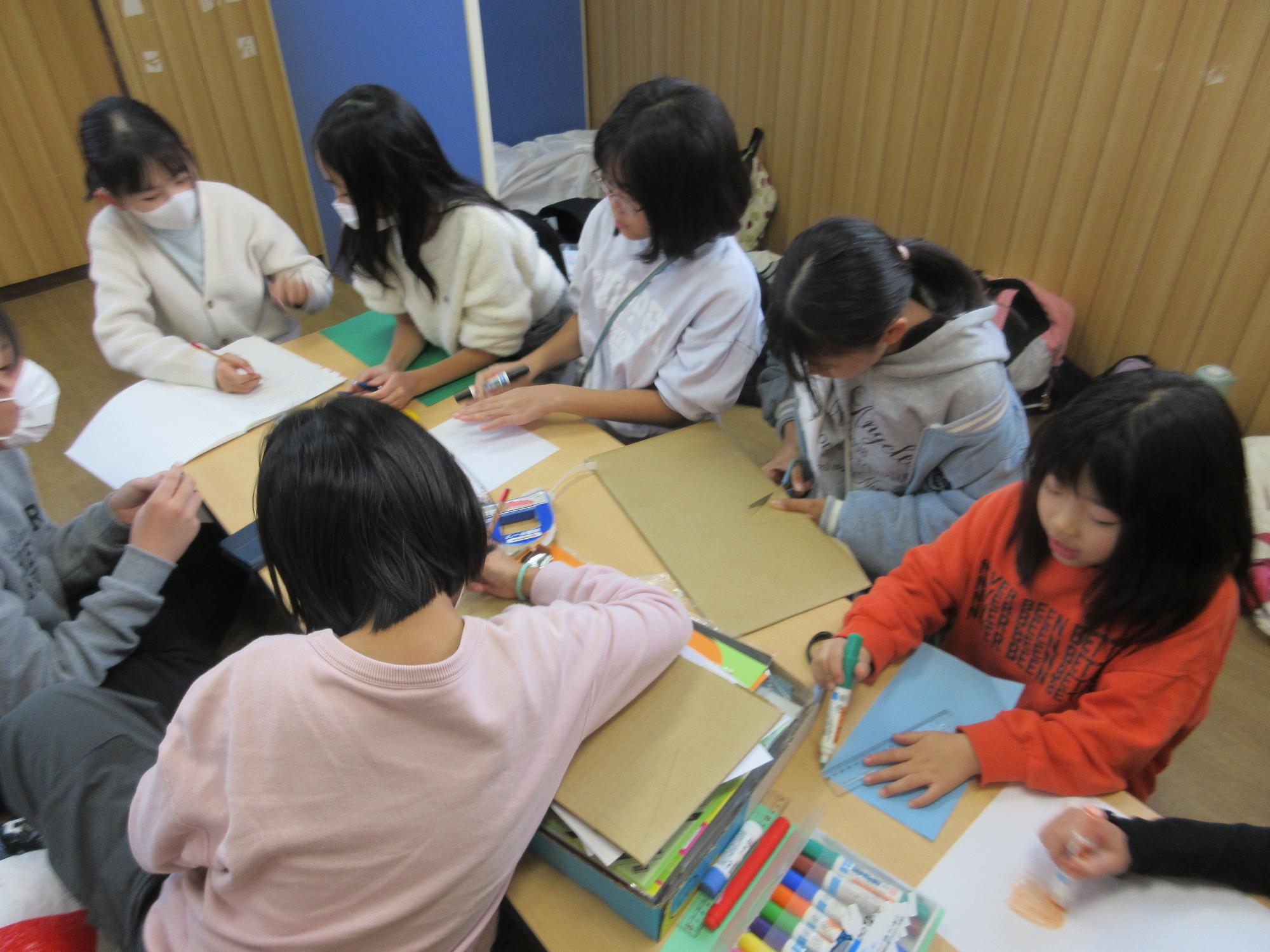 飾り付けを作っているところ