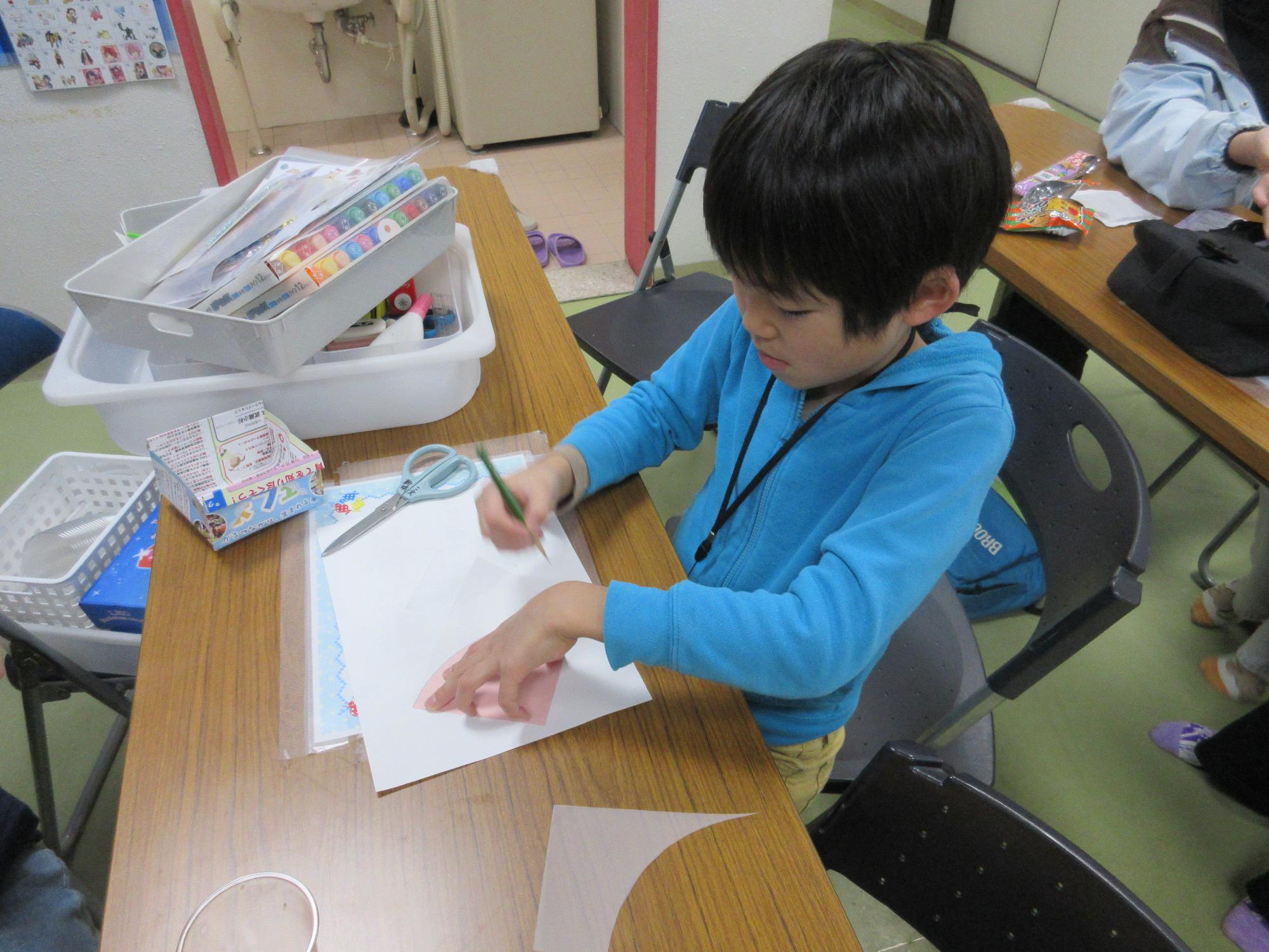 ランタンの中のツリーのパーツを作っているところ