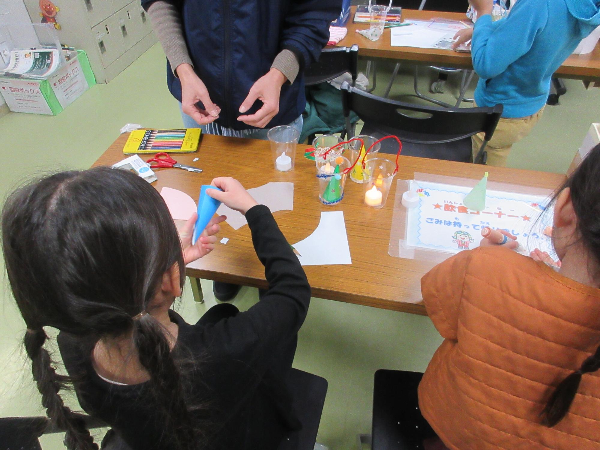 おりがみをまるめてツリーを作っているところ