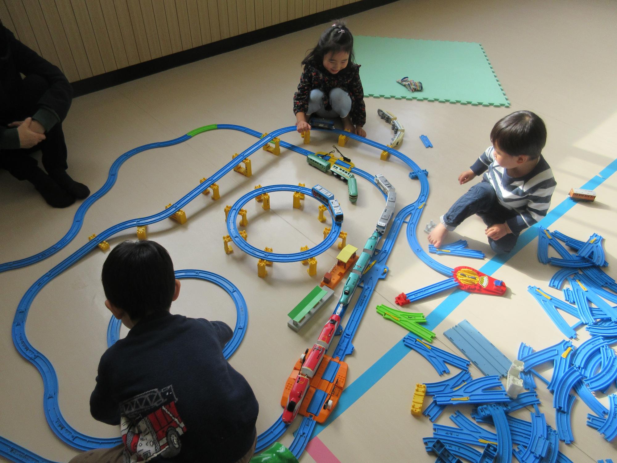 いろんな形の線路を楽しむ子ども