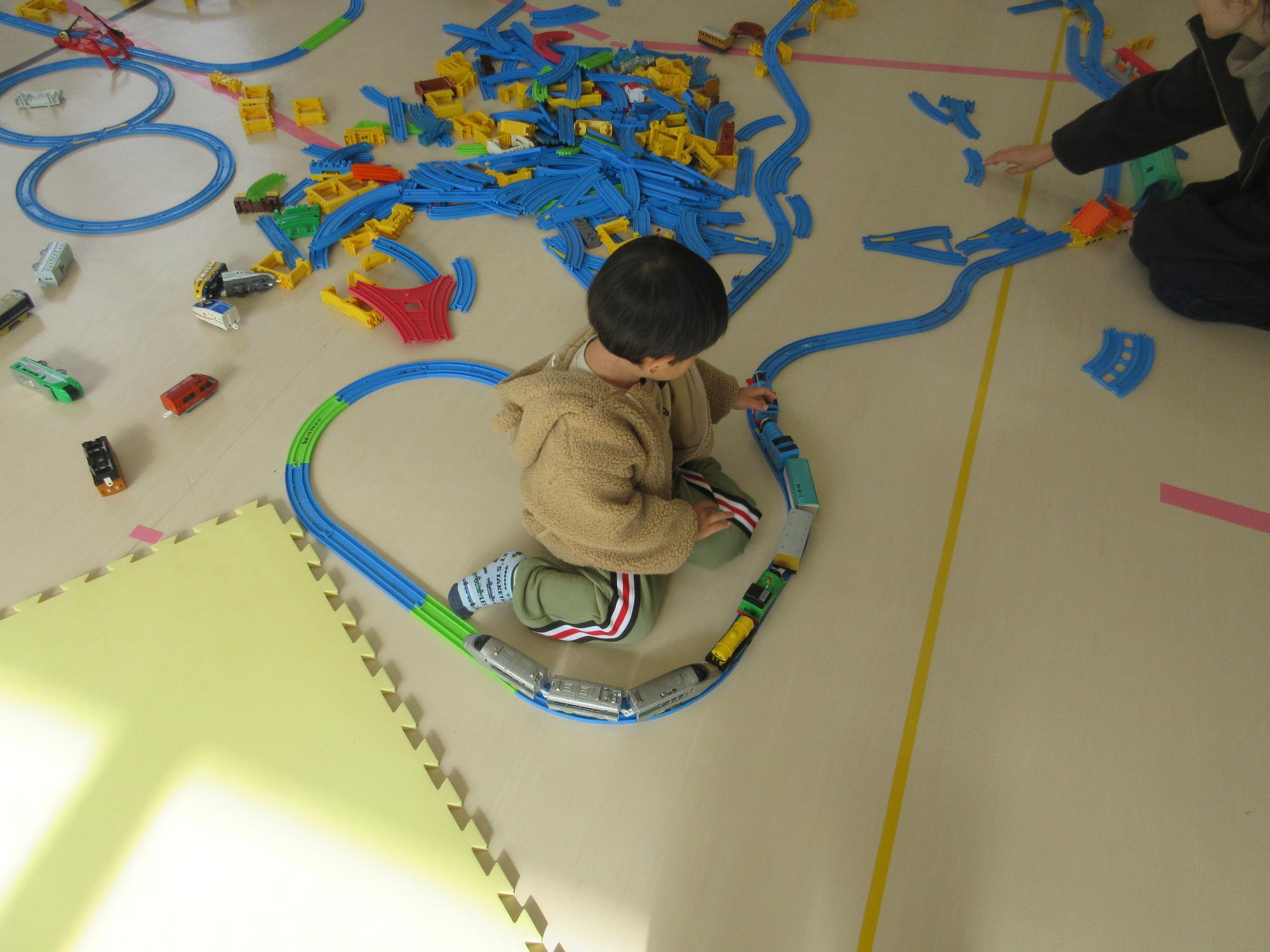 自分のまわりを走る電車を楽しむ子ども