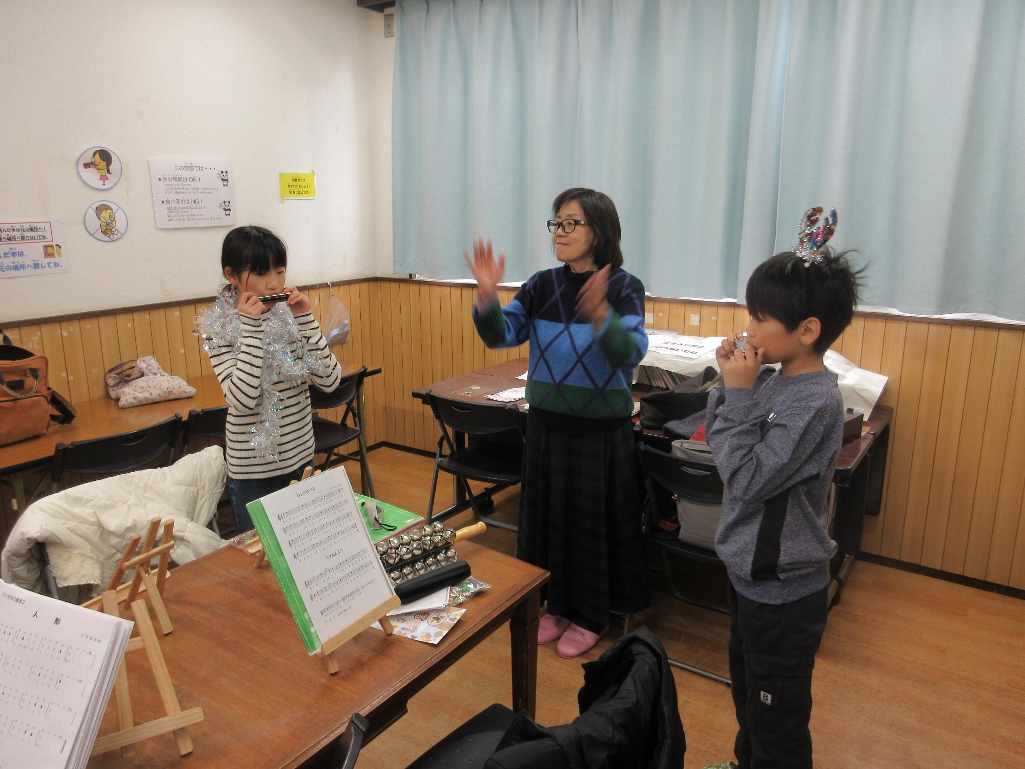 クリスマスソングを練習している様子
