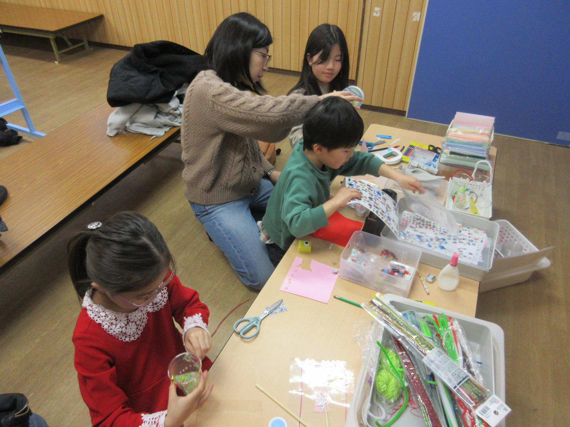 ランタンの飾りを選んでいるところ