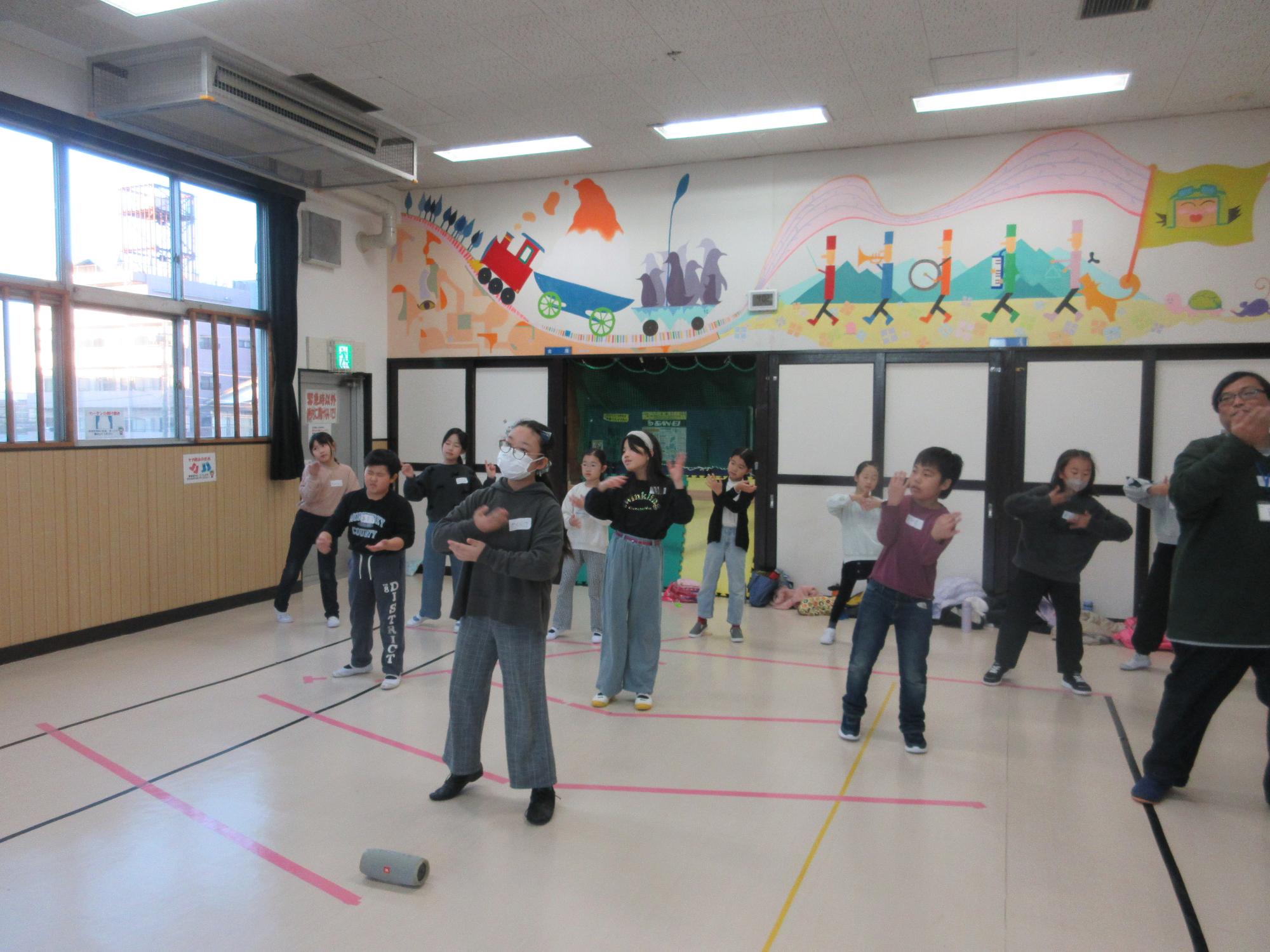 発表会の振り付けでダンスをする子ども達