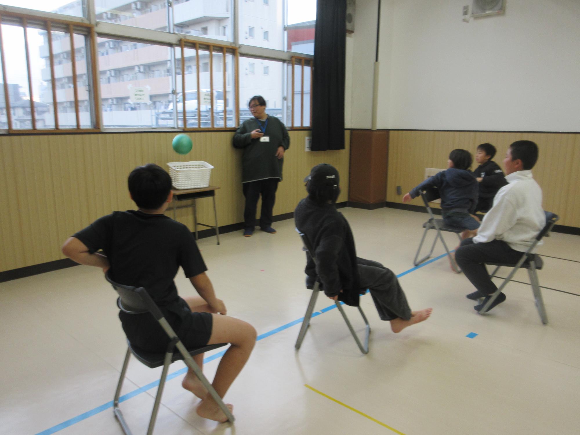 ゴールにボールが入るのを見つめる子ども