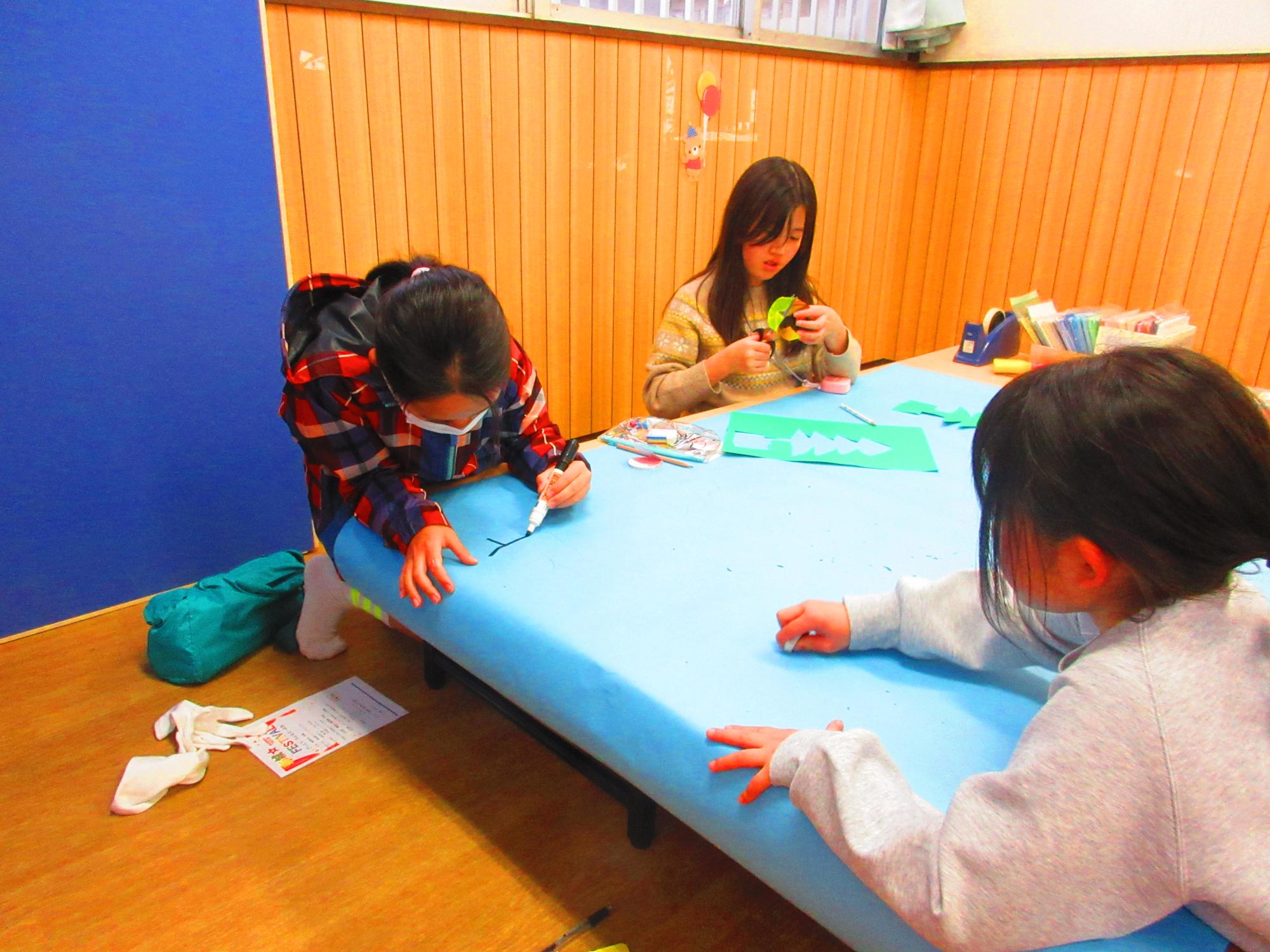 新城フェスタの飾りを作る子ども